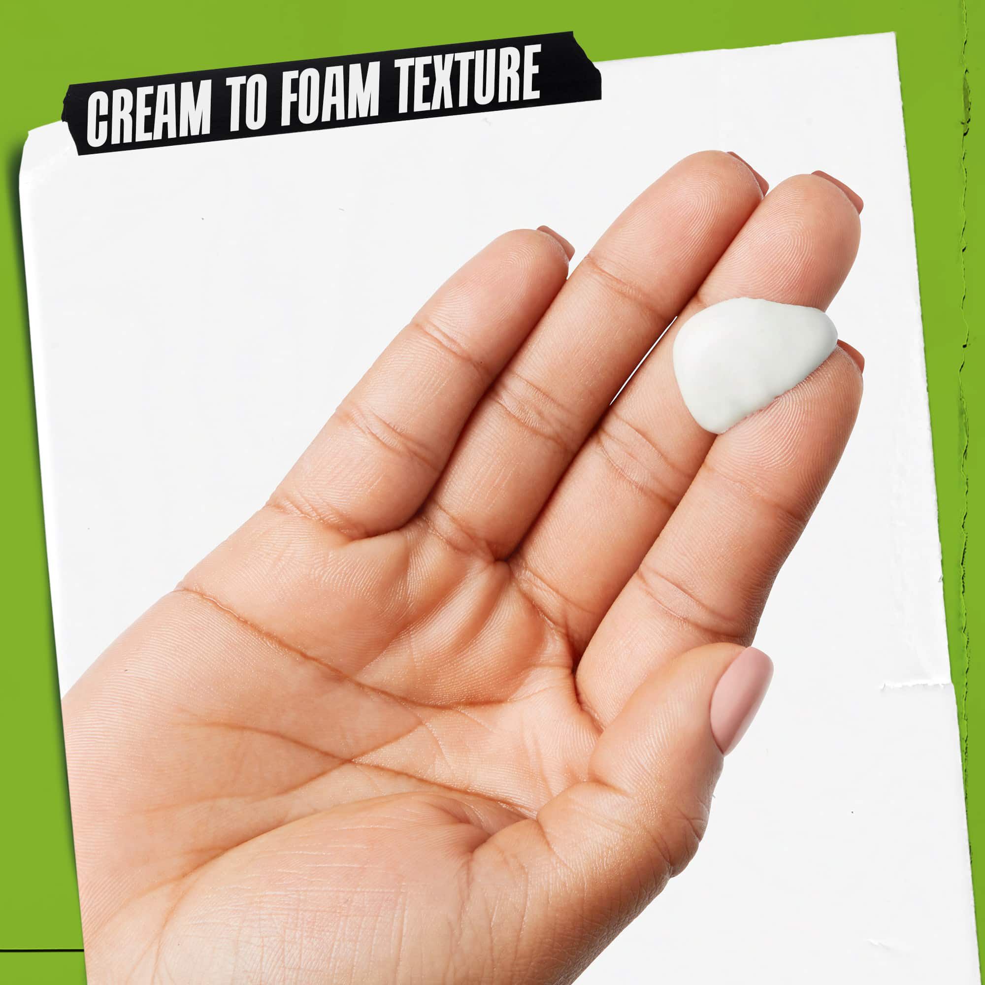 Ръка с Rare Earth Deep Pore Daily Cleanser върху нея. Текстът подчертава: „Текстура от крем към пяна“.