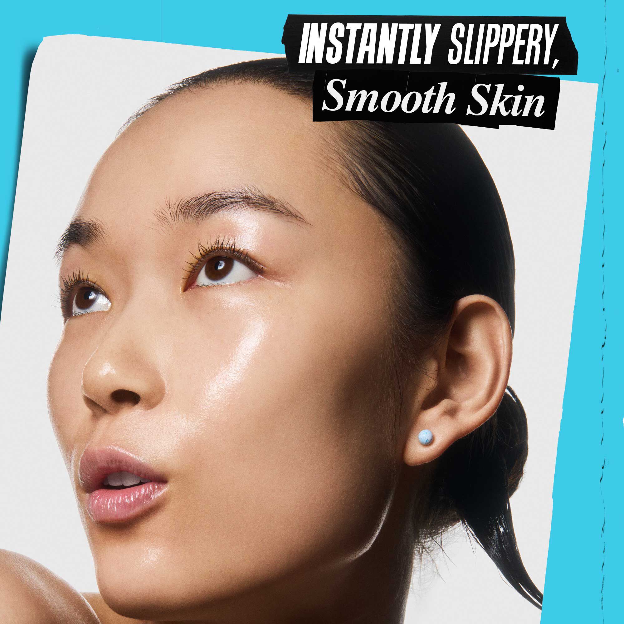 Човек, нанасящ Kiehl's Clearly Corrective Triple Acid Peel върху кожата си.