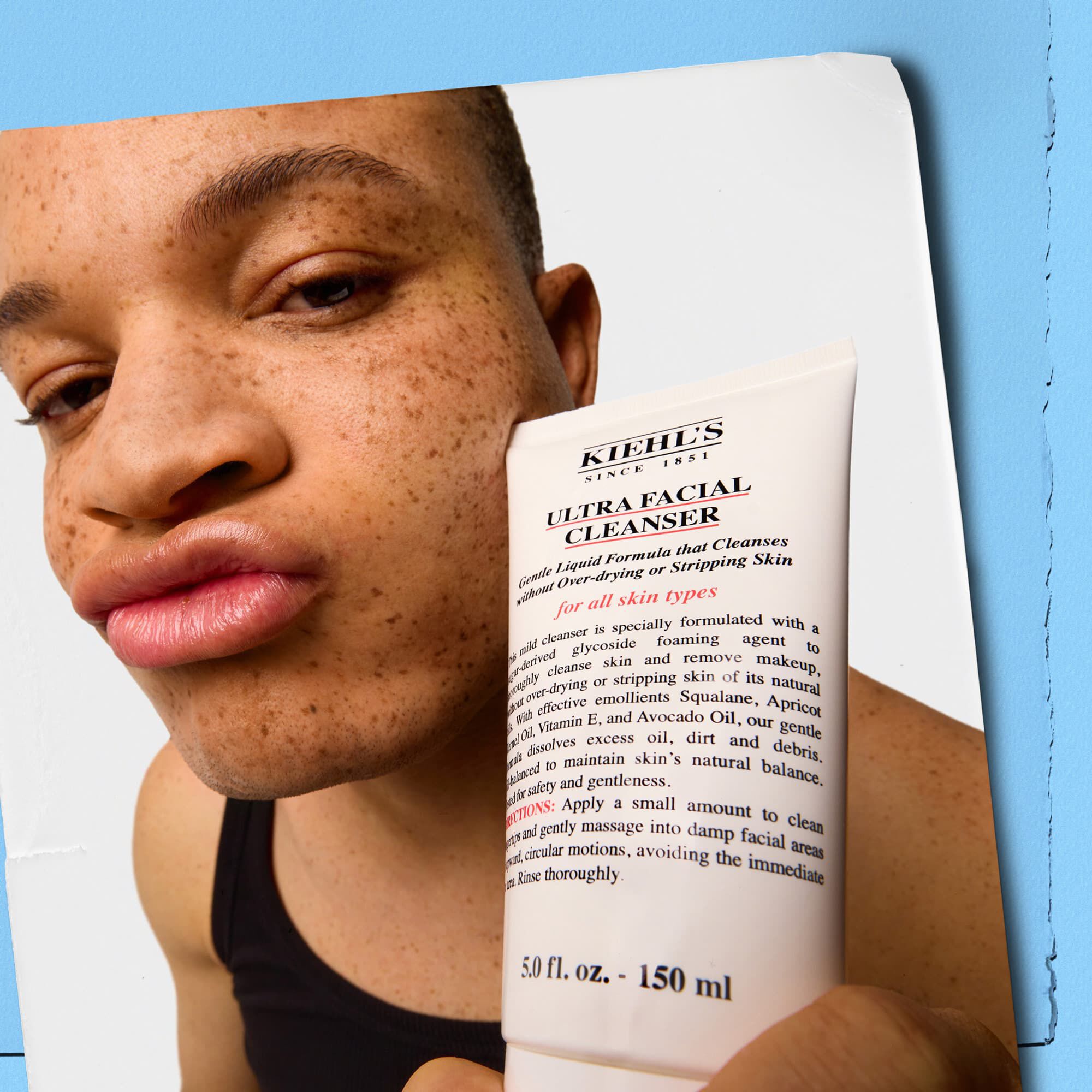 Модел, държящ тубичка Kiehl's Ultra Facial Cleanser