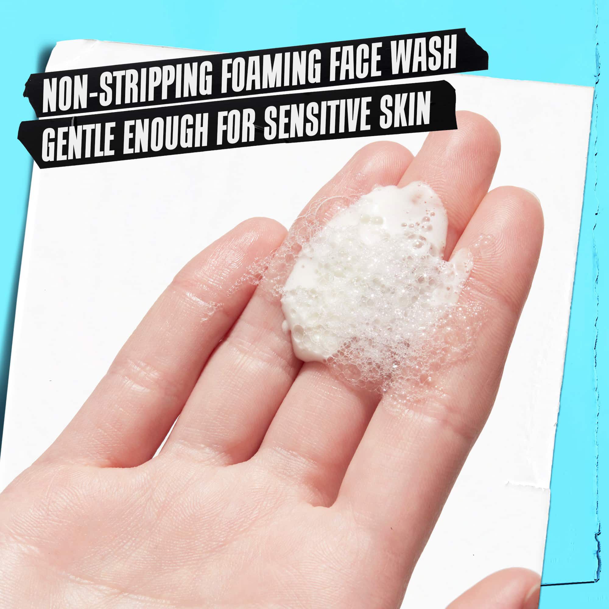 Ръка, държаща пяна от Ultra Facial Oil-Free Cleanser с етикет „Неизсушаваща пяна за измиване, достатъчно нежна за чувствителна кожа.“
