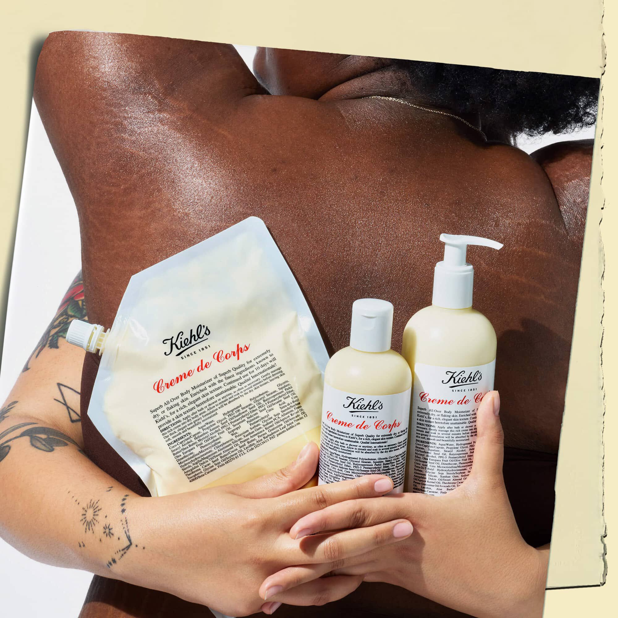 Два модела, прегърнати и държящи три бутилки Creme de Corps в различни размери