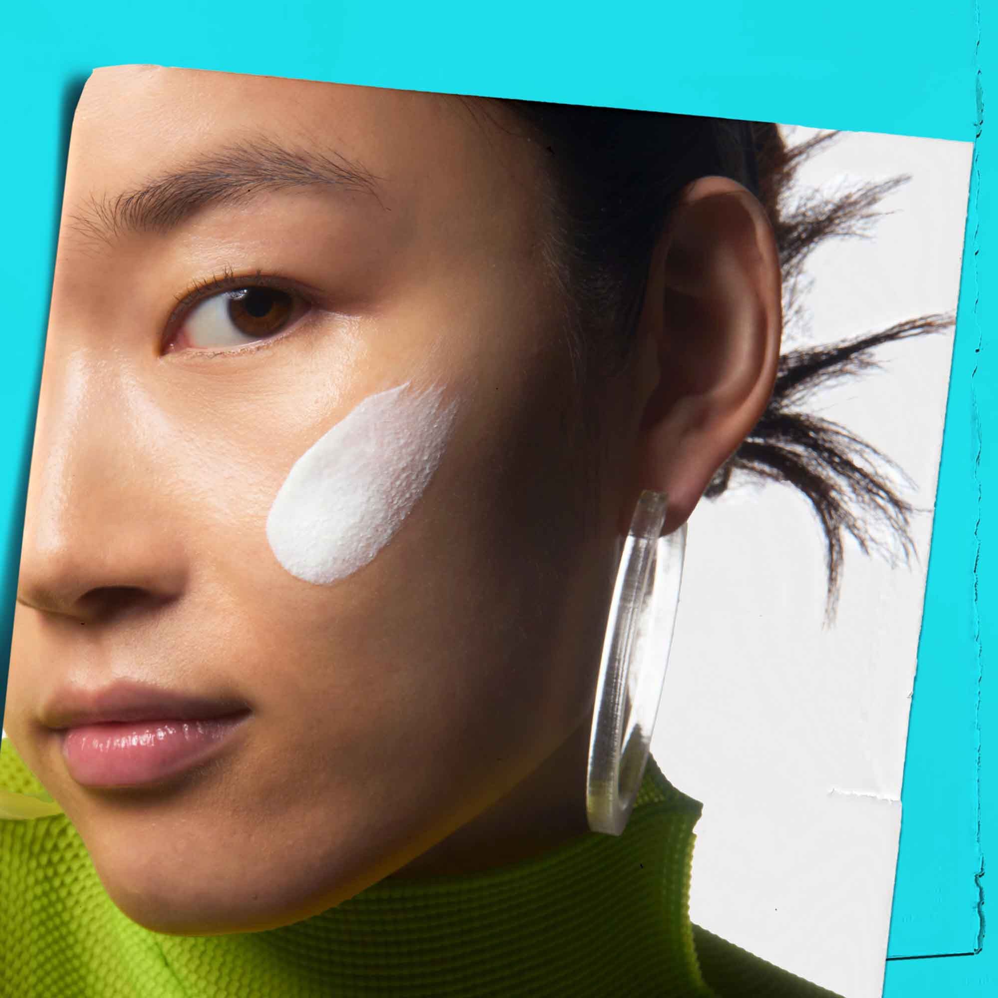 Ultra Light Daily UV Defense Aqua Gel, нанасян върху кожата.