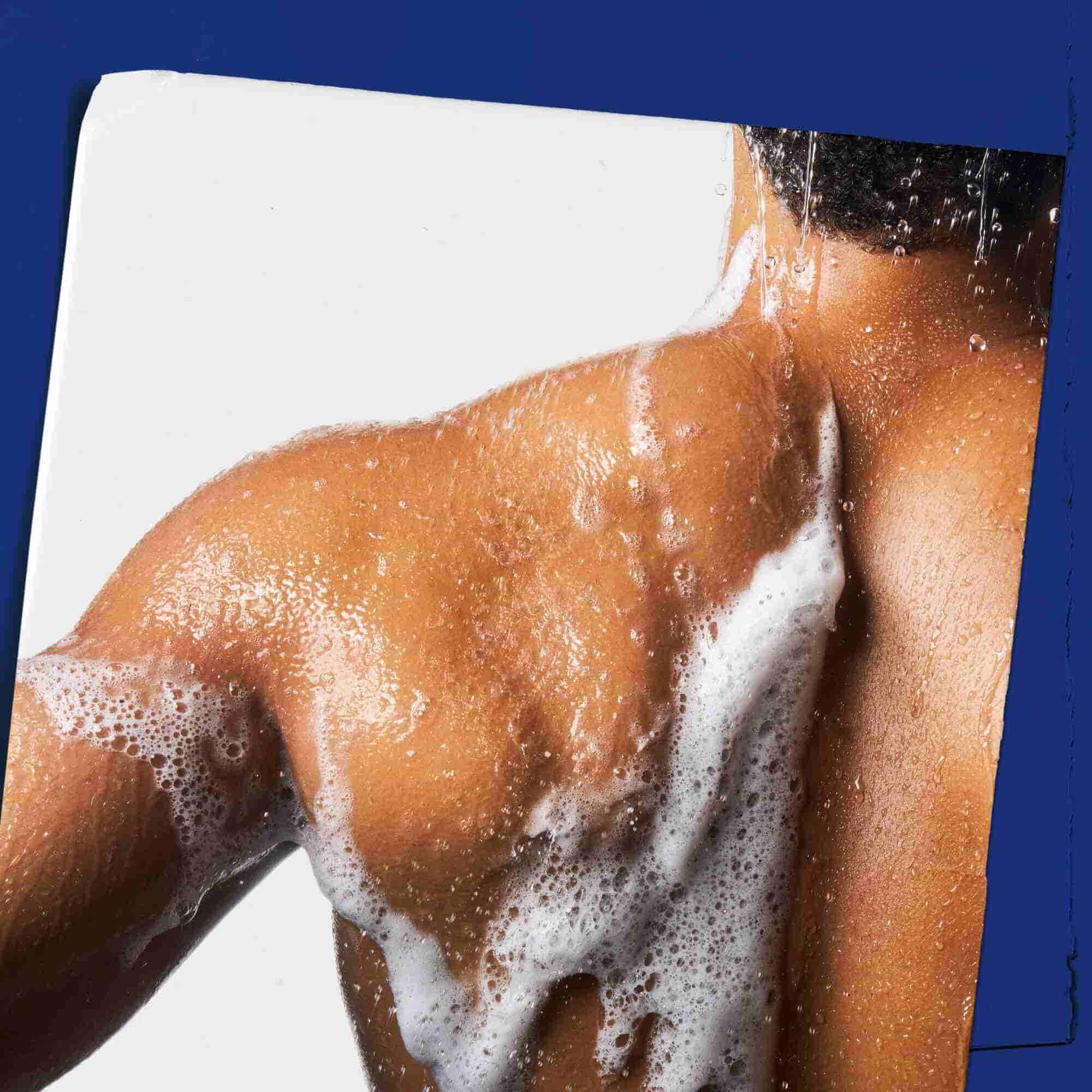 Body Fuel All-In-One Energizing Wash, разпенен върху кожата, демонстриращ неговата употреба.