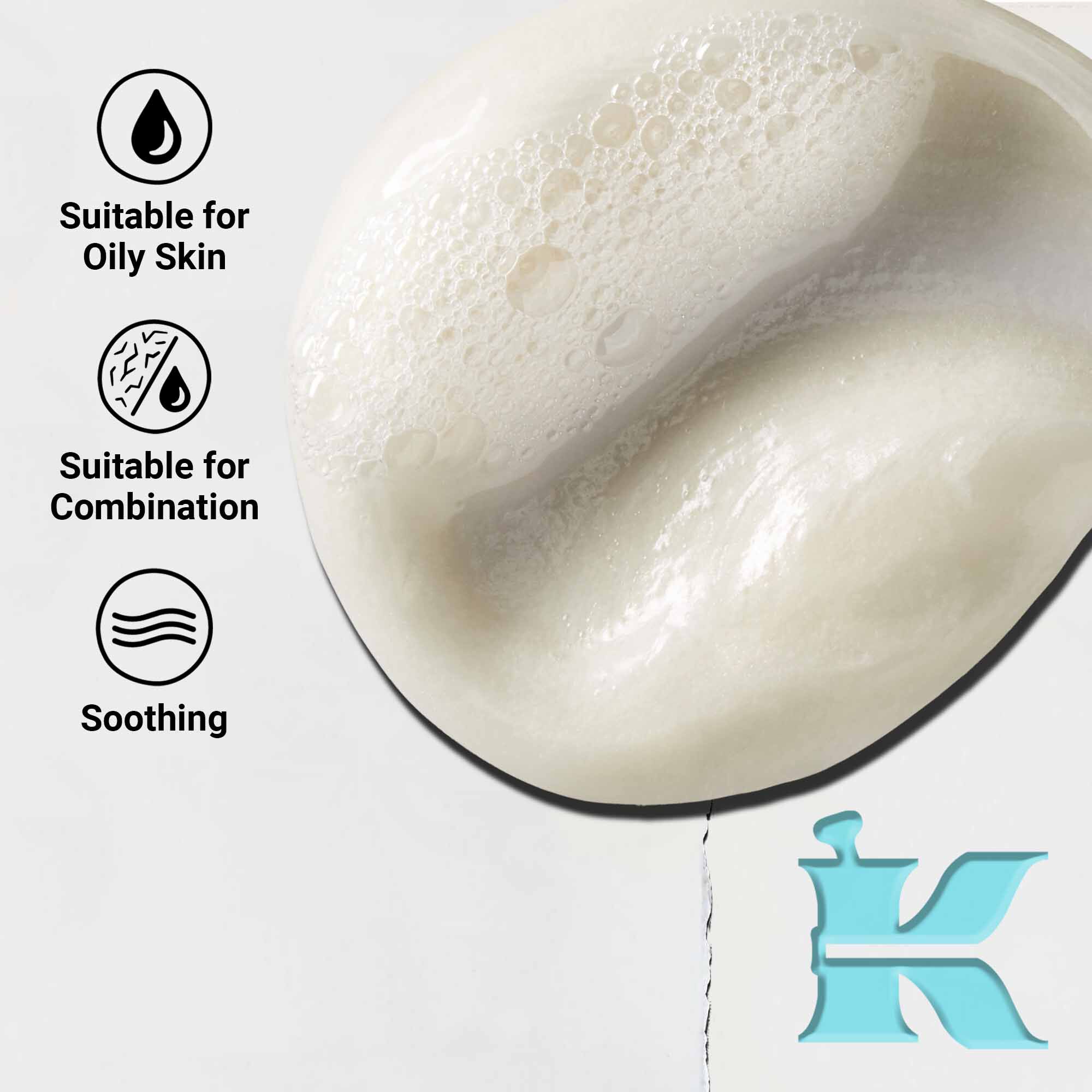 Близък план на натривка от текстурата на Ultra Facial Oil-Free Cleanser, показващ лека, кремообразна формула. Текстът подчертава успокояващите ползи и пригодността за мазна и комбинирана кожа.