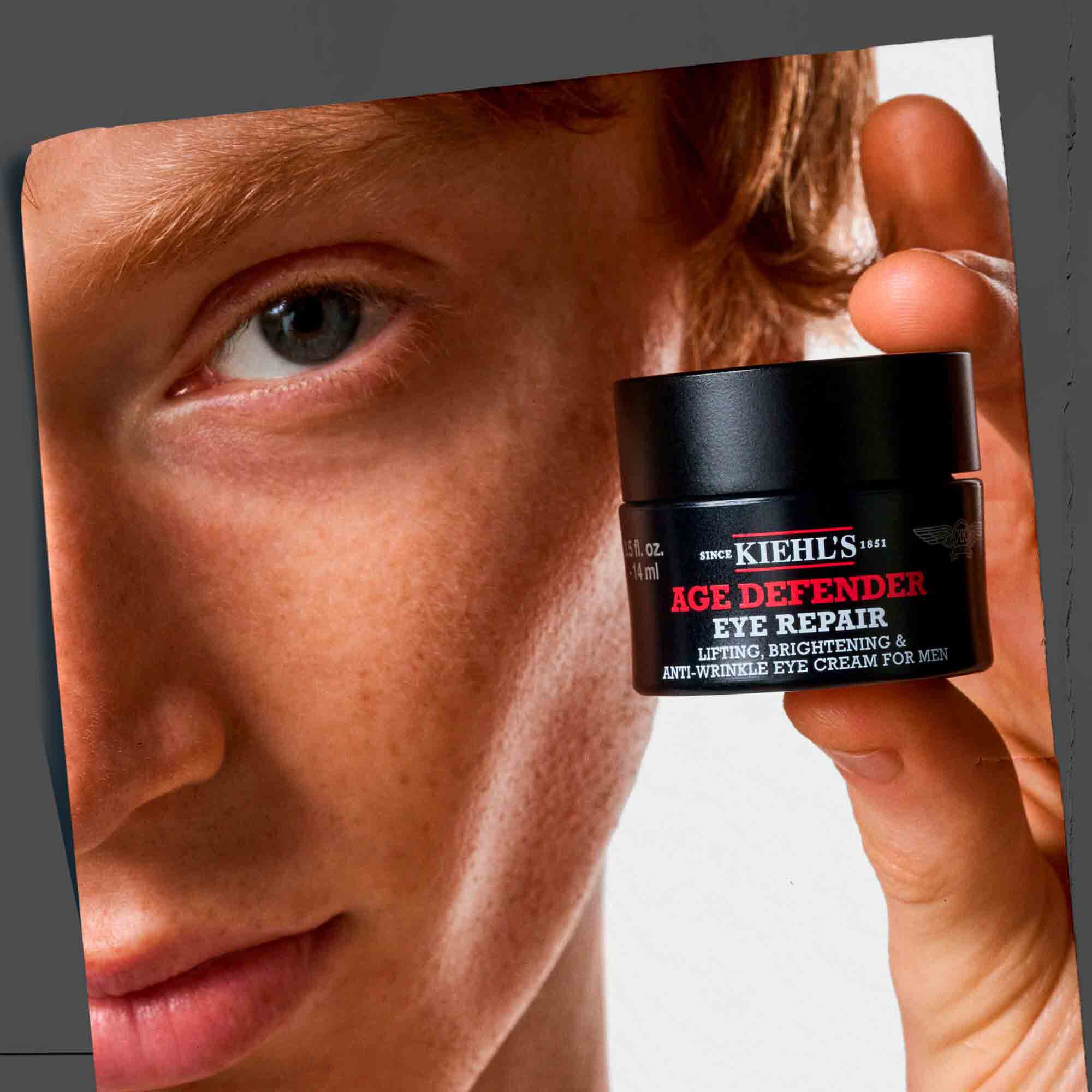 Бурканче Age Defender Eye Repair в ръка, показващо лесна употреба и преносимост.