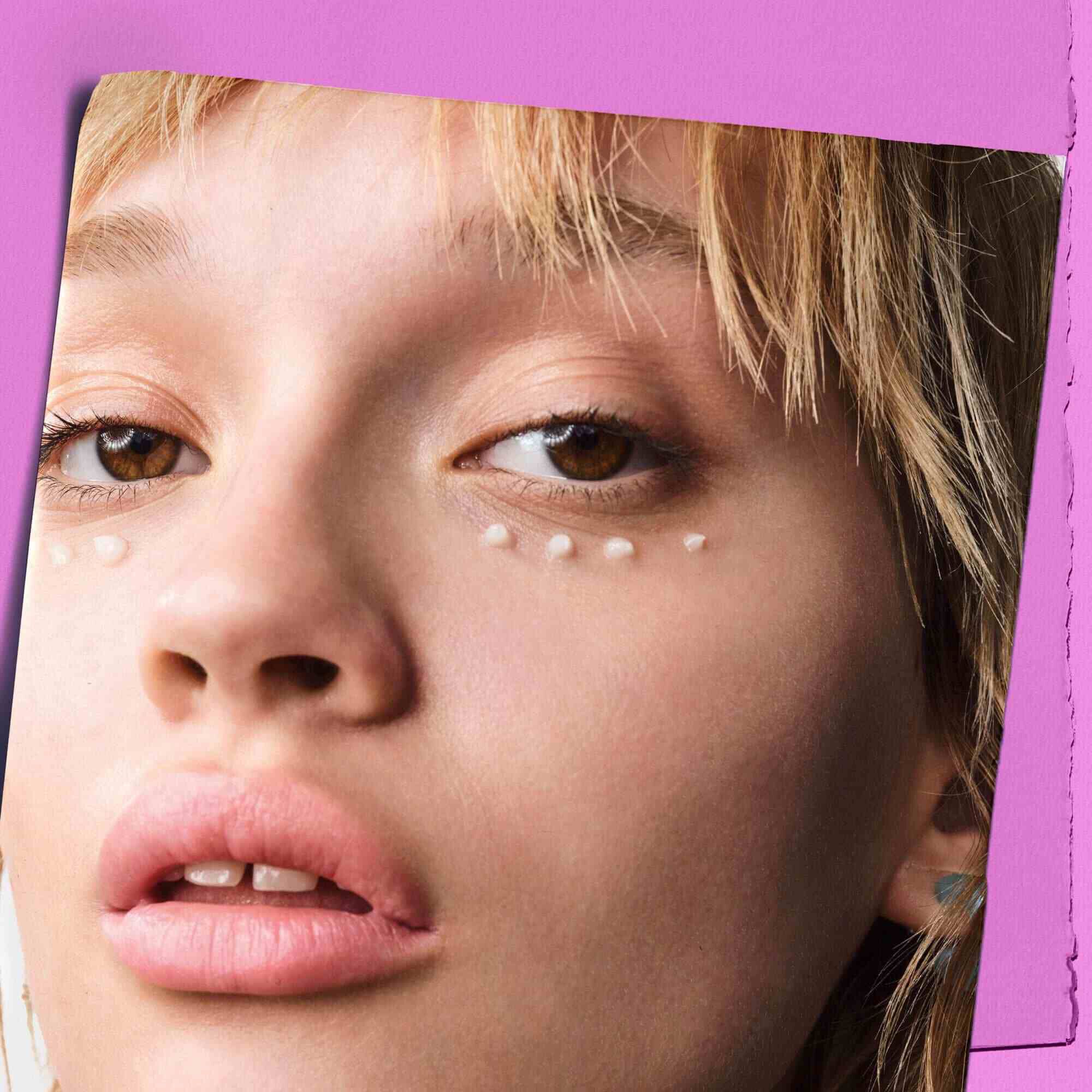 Модел с точки от Kiehl's Super Multi-Corrective Eye Zone Treatment под очите си