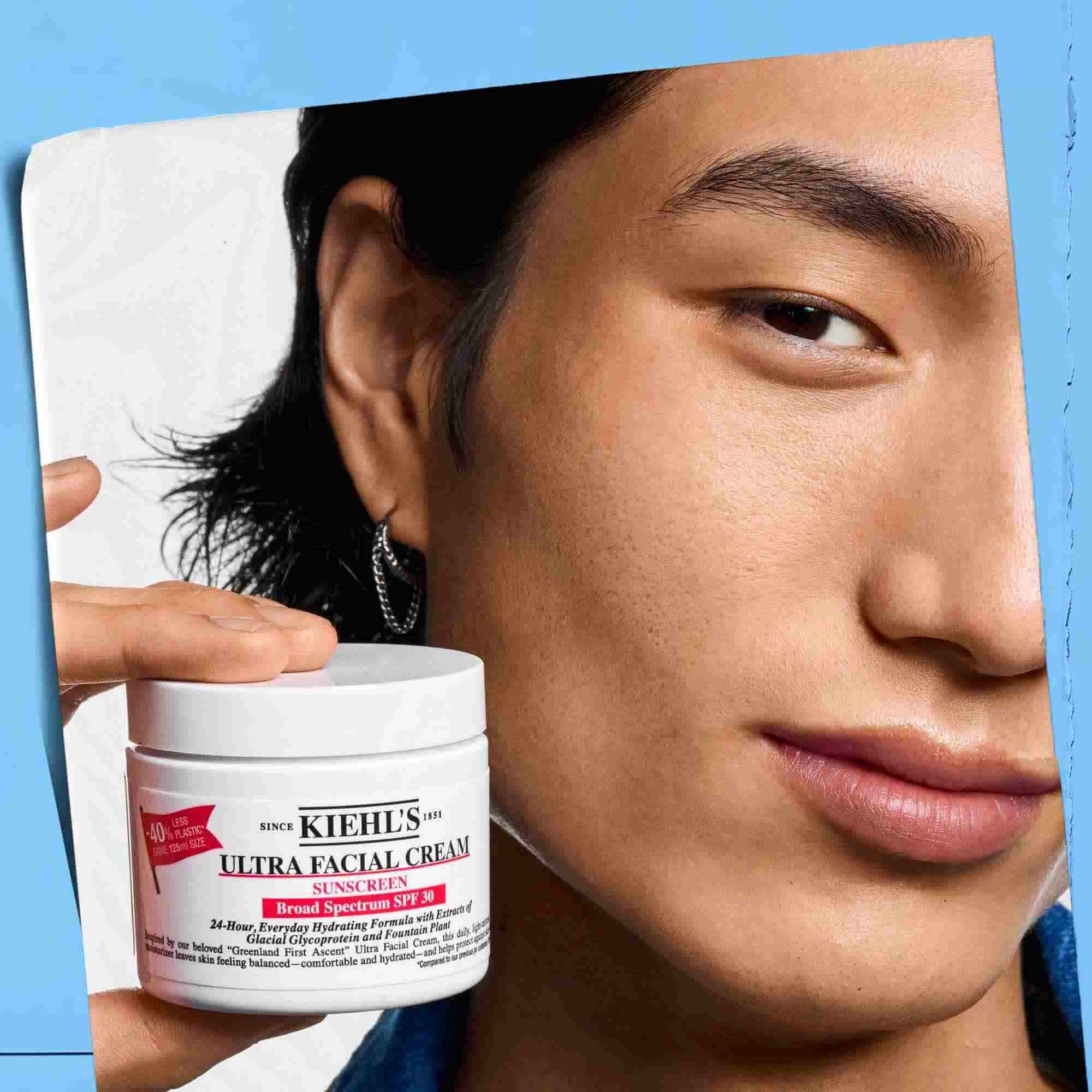 Ultra Facial Cream SPF 30 в ръка, показващ преносимостта и лекотата на употреба.