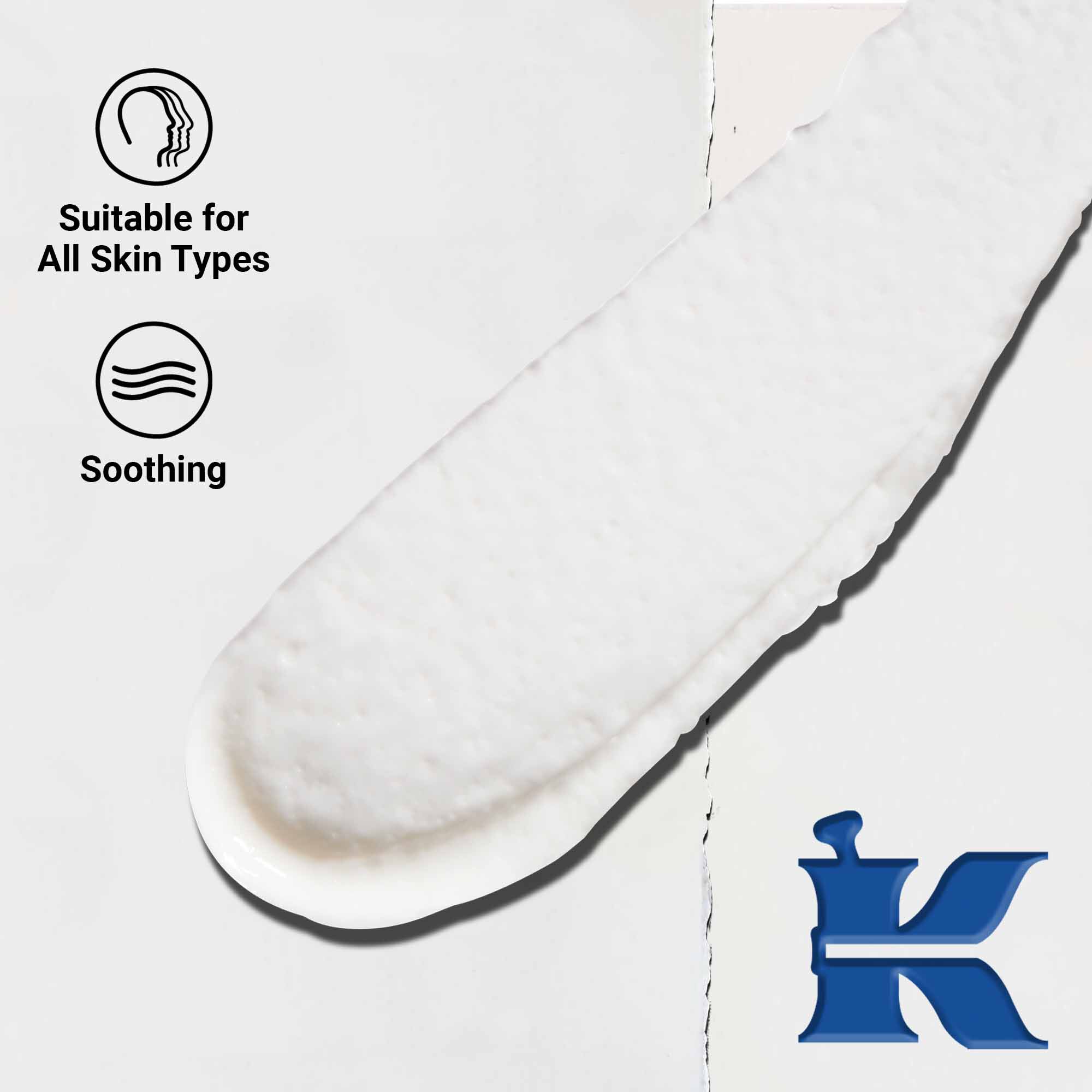 Близък план на натривка от текстурата на Ultimate Brushless Shave Cream White Eagle. Текстът подчертава, че е подходящ за всички типове кожа, както и неговата успокояваща и недразнеща формула.