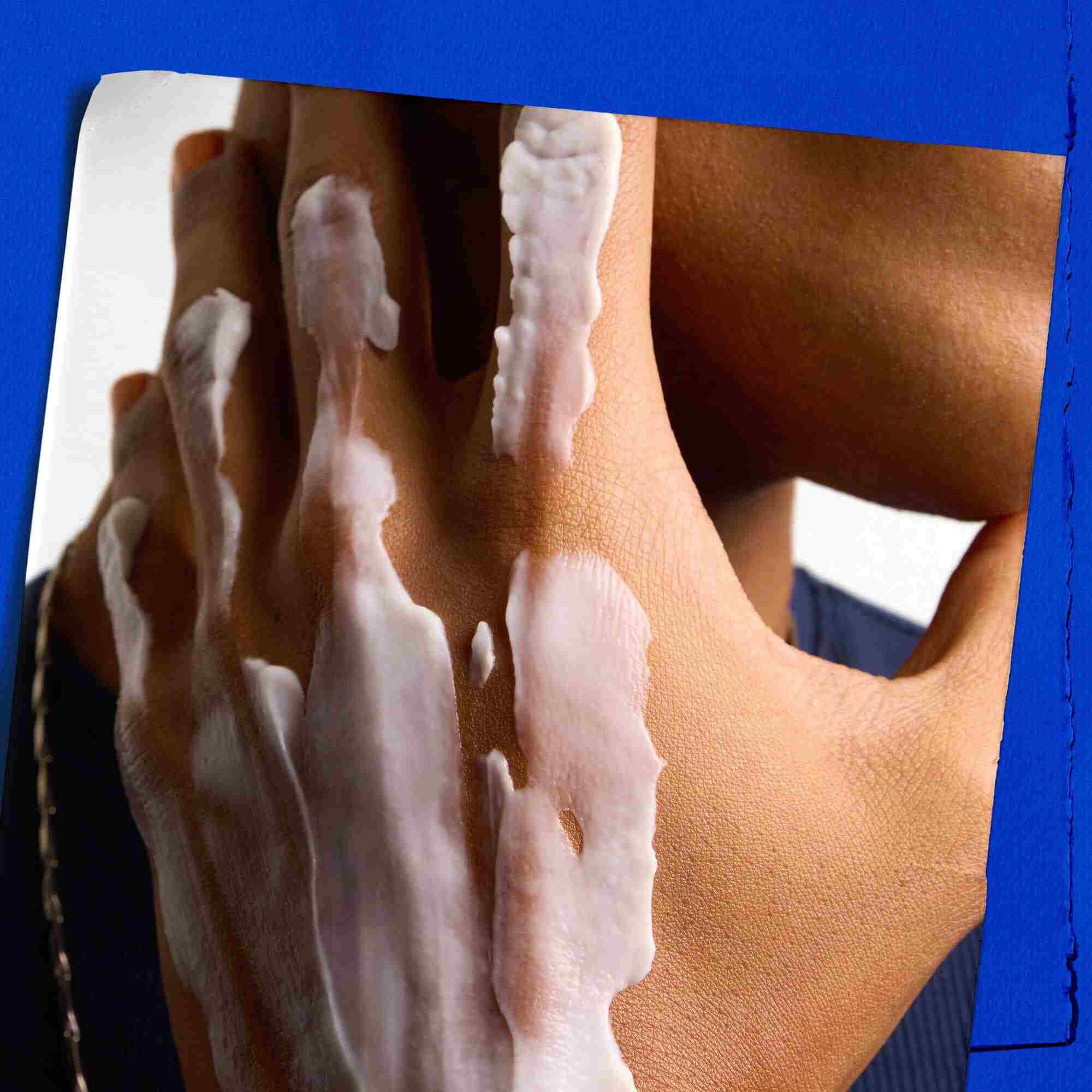 Мостра от текстурата на ръката на модел с Kiehl's Ultimate Strength Hand Salve