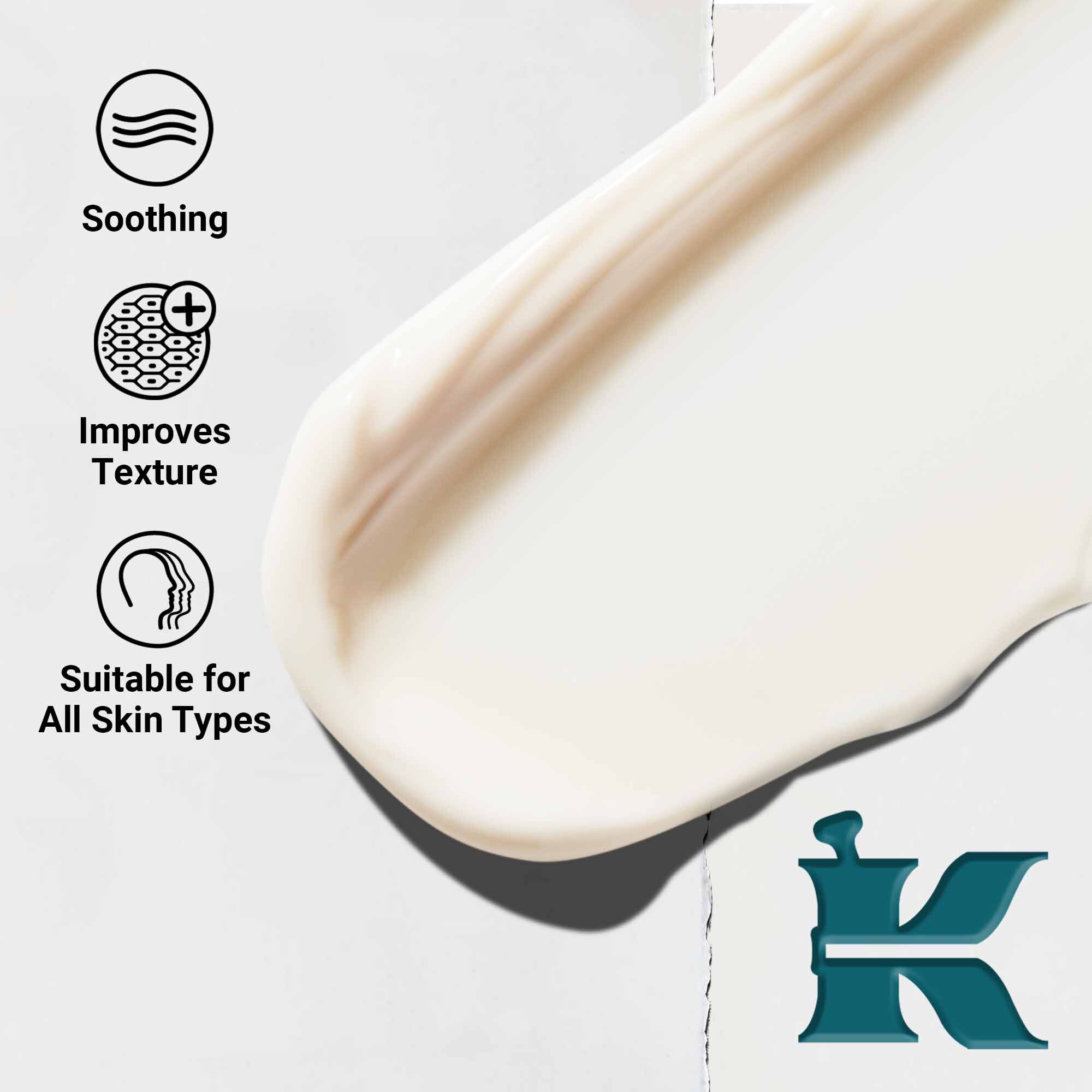 Близък план на натривка от текстурата на Kiehl's Close Shavers Squadron Smooth Glider Precision Shave Lotion. Текстът подчертава изглаждащите и подобряващите текстурата качества, подходящи за всички типове кожа.