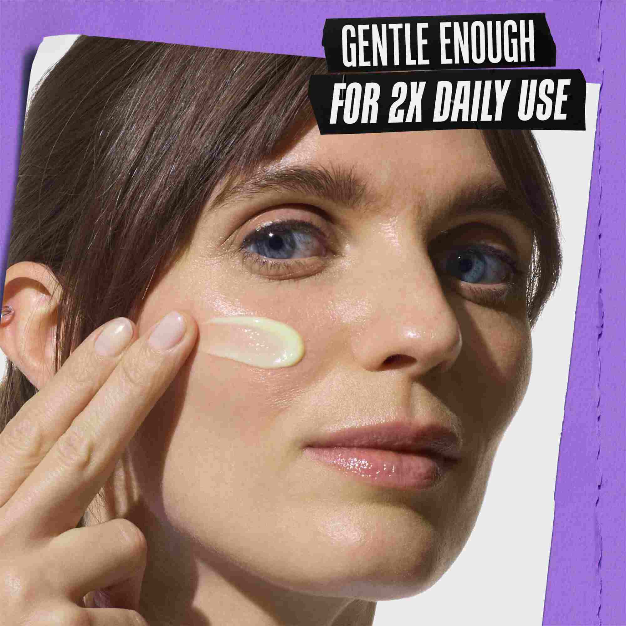 Модел с мостра от Kiehl's Retinol Skin Renewing Daily Microdose върху лицето си
