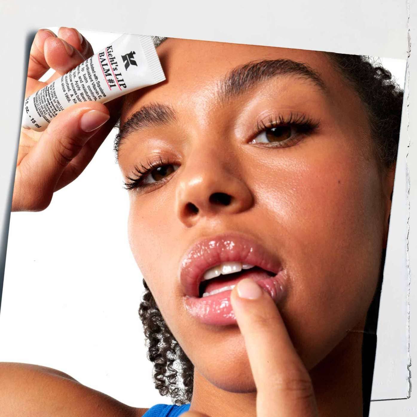 Lip Balm #1 се нанася върху устните, показвайки употребата му върху кожата.