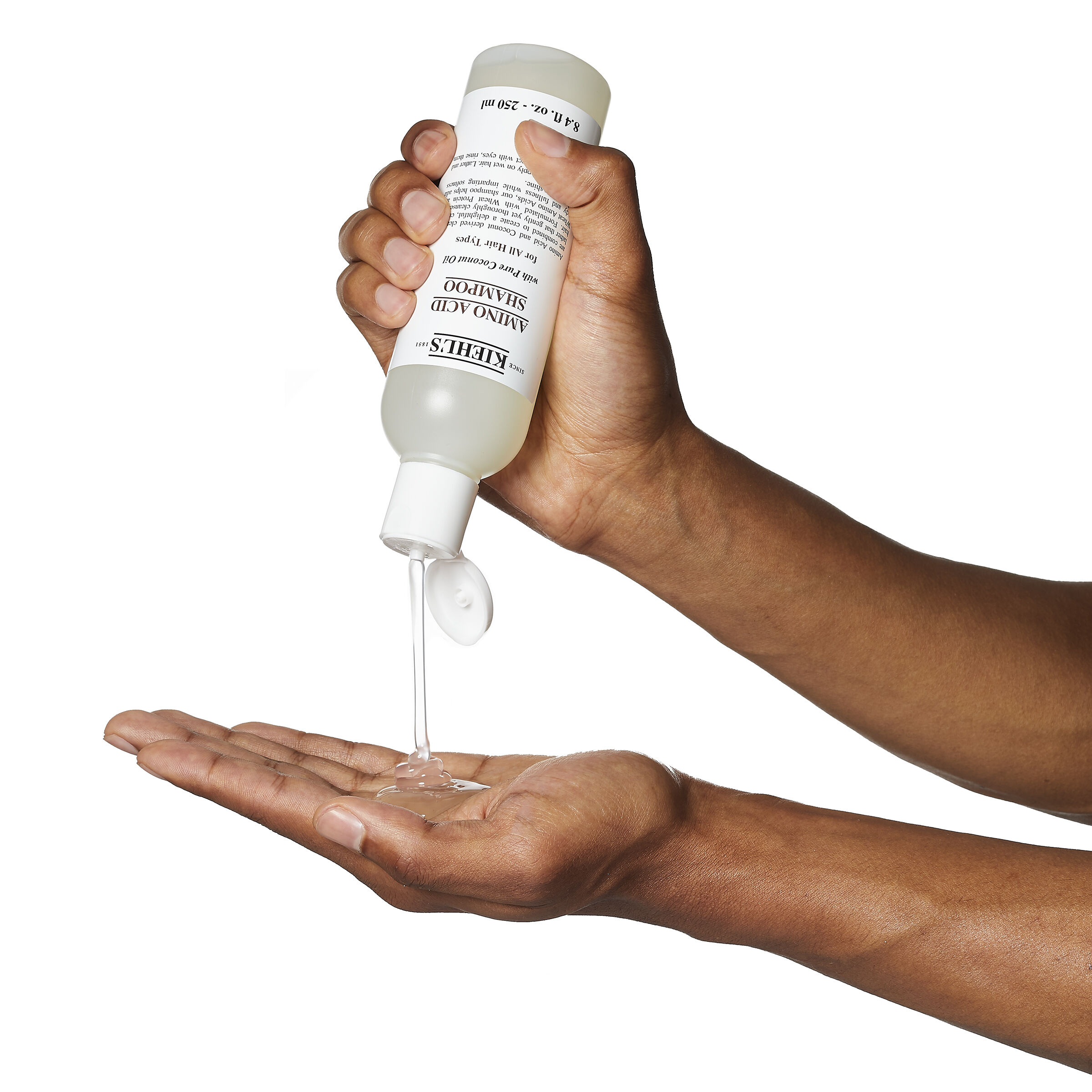 Модел с мехурчета по главата от шампоана Kiehl's Amino Acid Shampoo