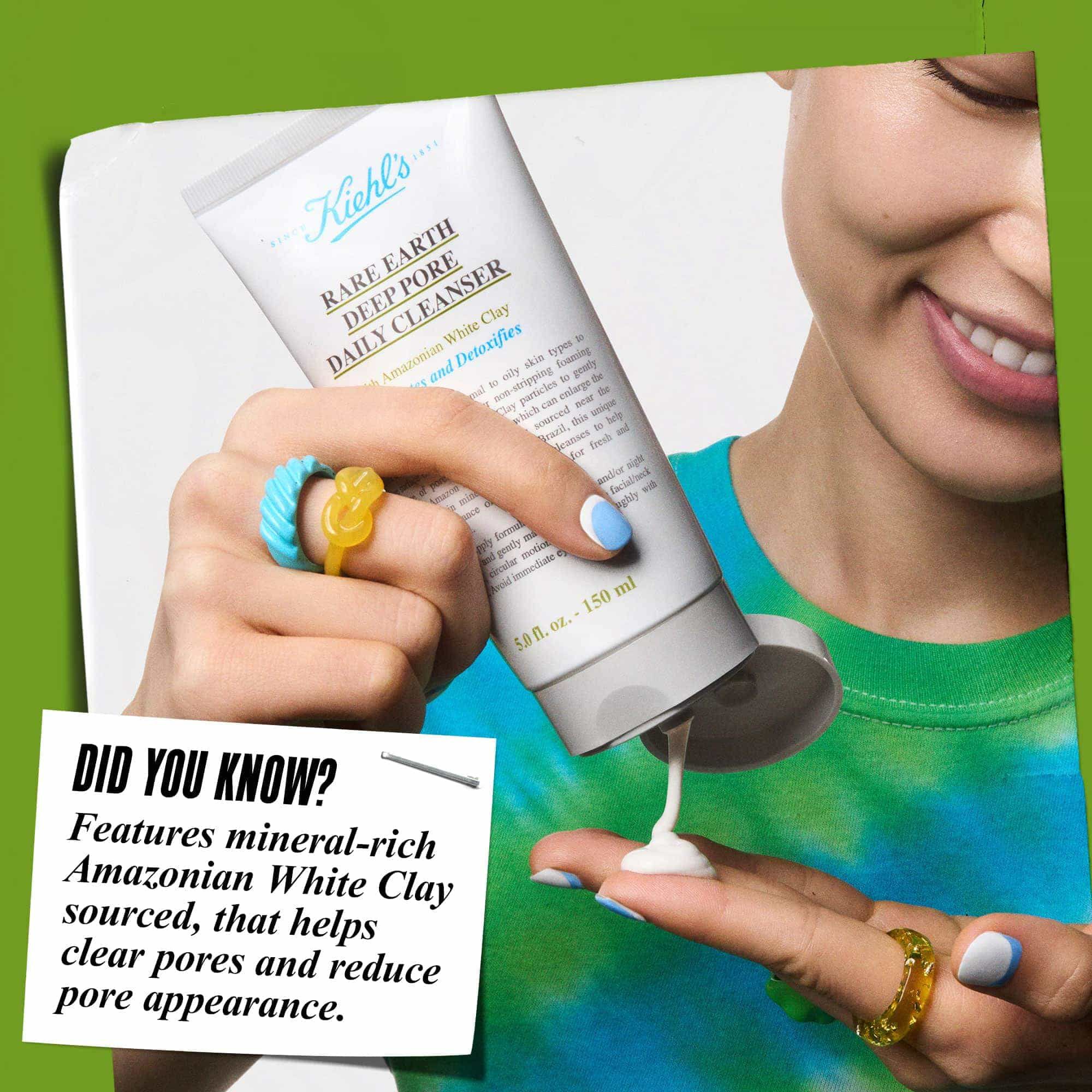 Ръка, дозираща Rare Earth Deep Pore Daily Cleanser върху върховете на пръстите. Текстът гласи: „Знаехте ли? Формулиран с амазонска бяла глина, която помага за почистване на порите и намаляване на видимостта им.“