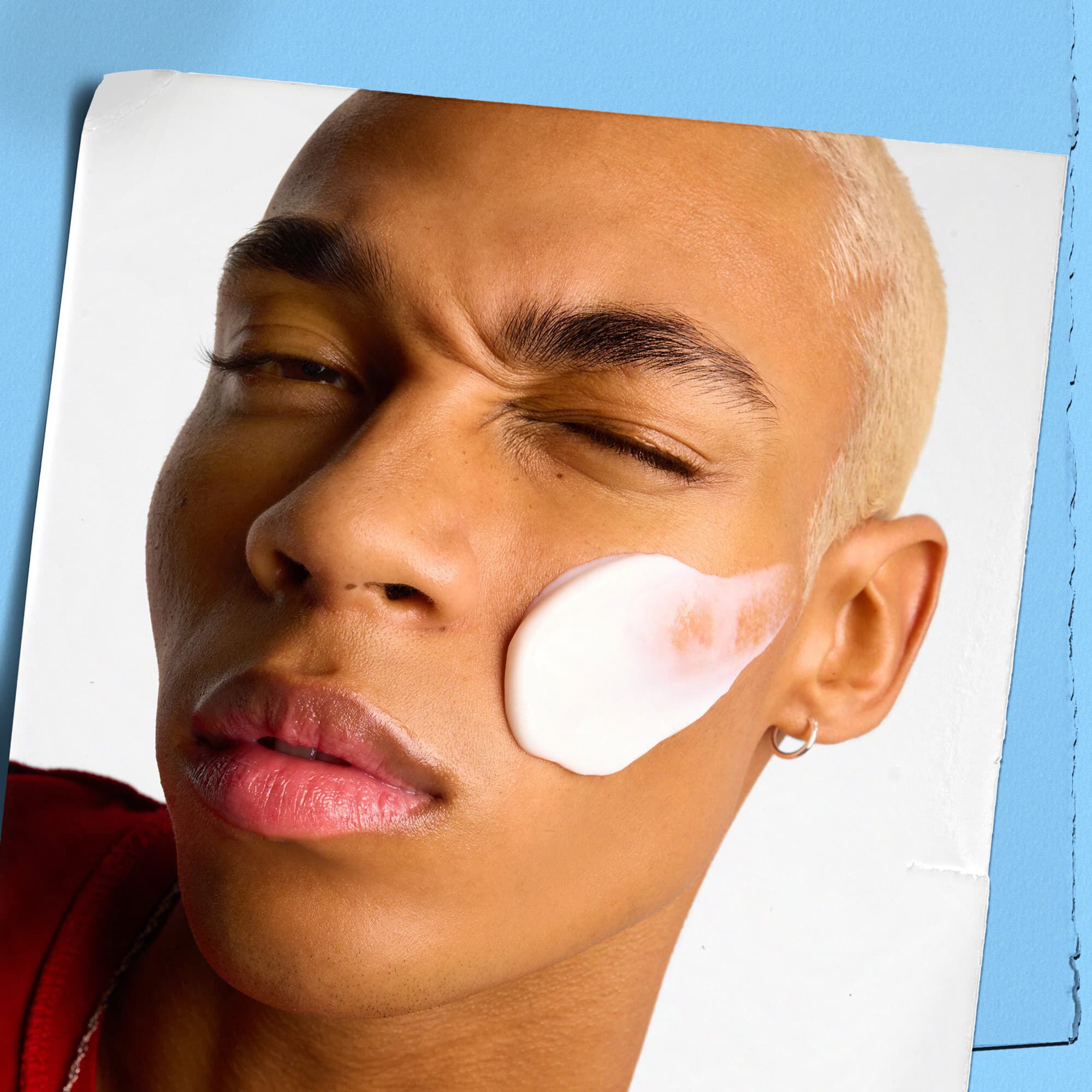 Модел, нанасящ Kiehl's Ultra Facial Cream върху лицето си