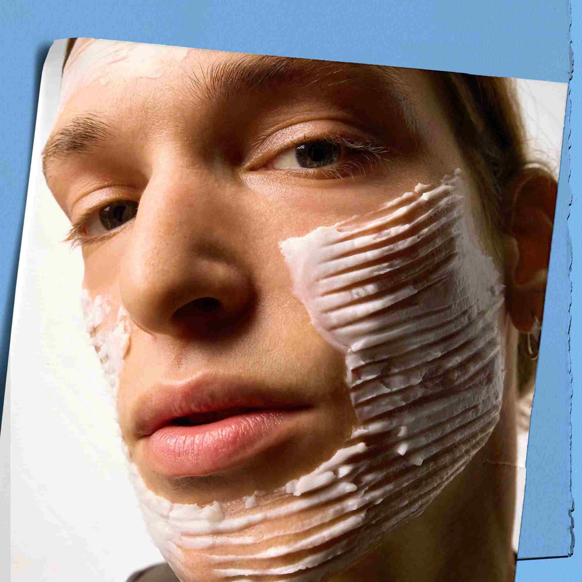 Модел с мостра от текстурата на бариерния крем Kiehl's Ultra Facial върху лицето си