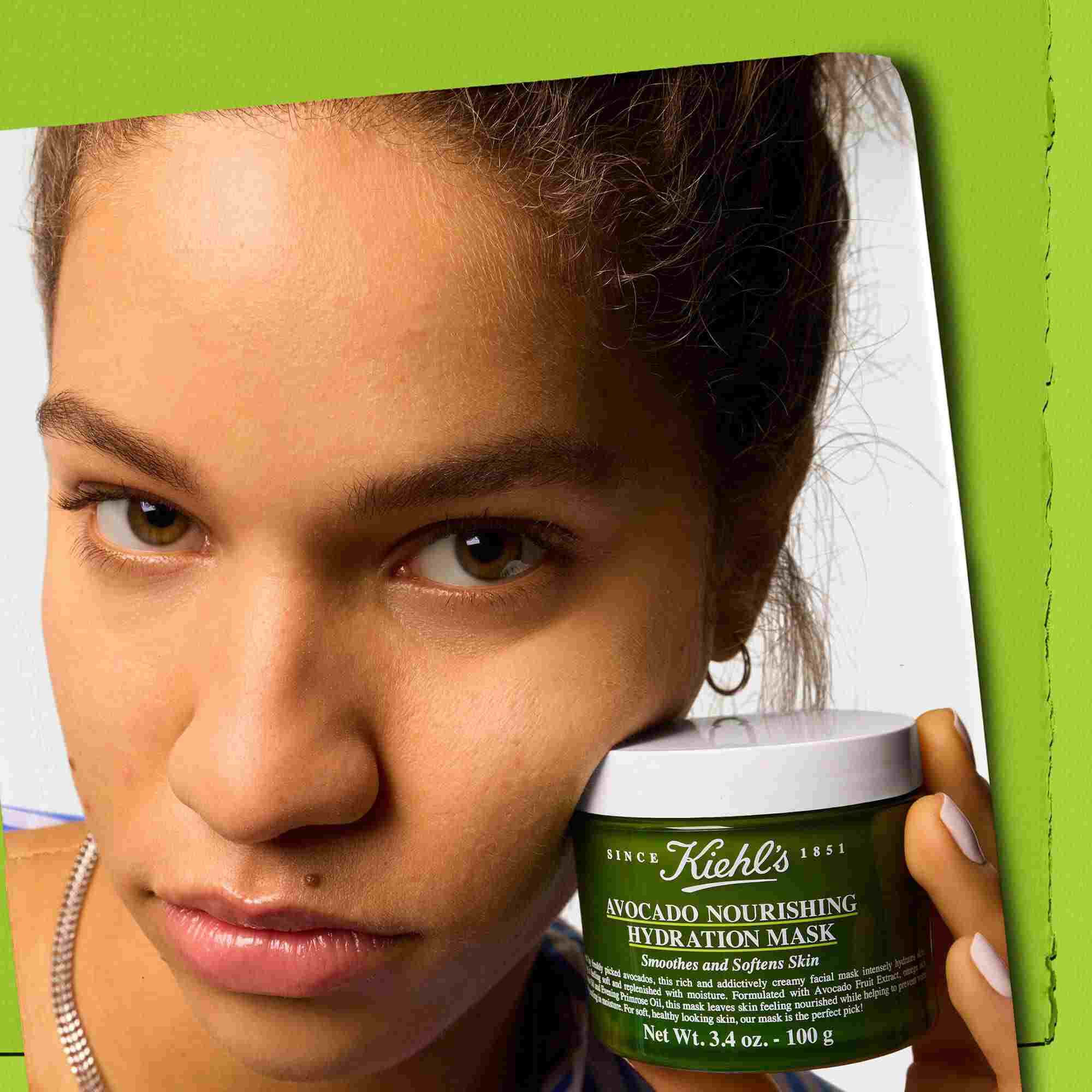 Модел, държящ бурканче подхранваща и хидратираща маска с авокадо Kiehl's – изглажда и омекотява кожата