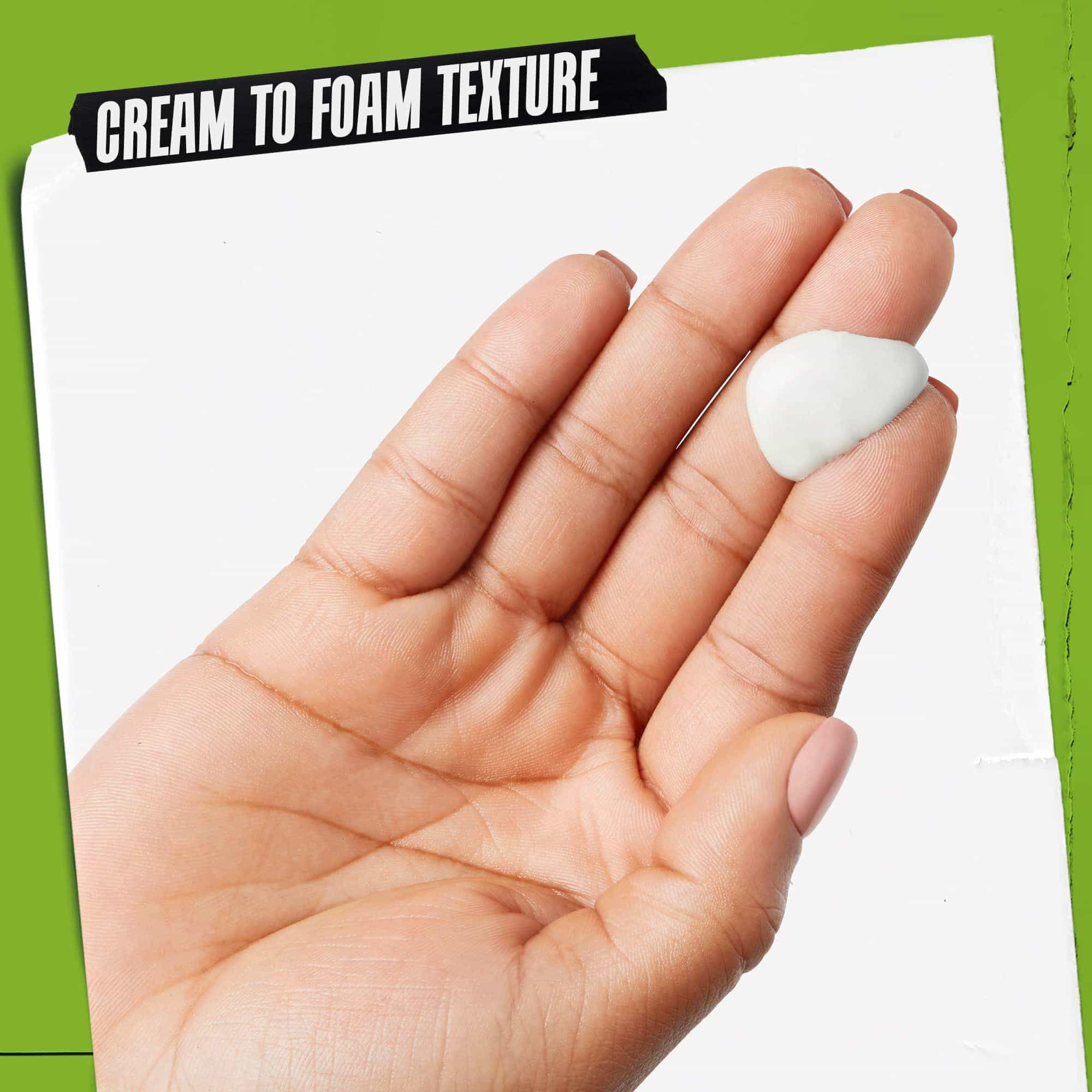 Ръка с Rare Earth Deep Pore Daily Cleanser върху нея. Текстът подчертава: „Текстура от крем към пяна“.