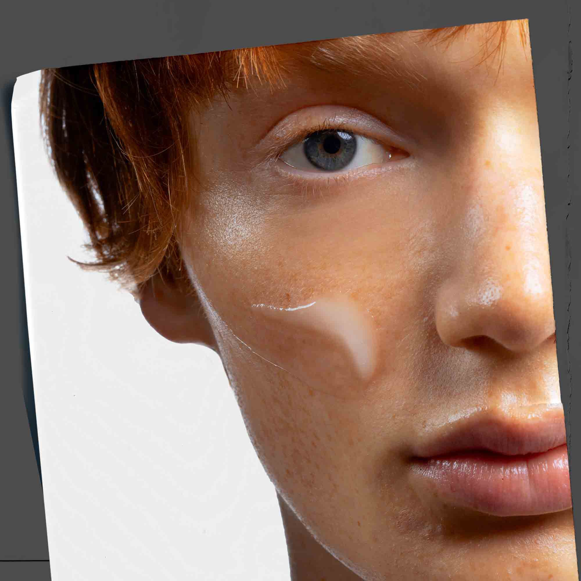 Age Defender Power Serum, нанесен върху лицето, показващ ежедневна употреба.