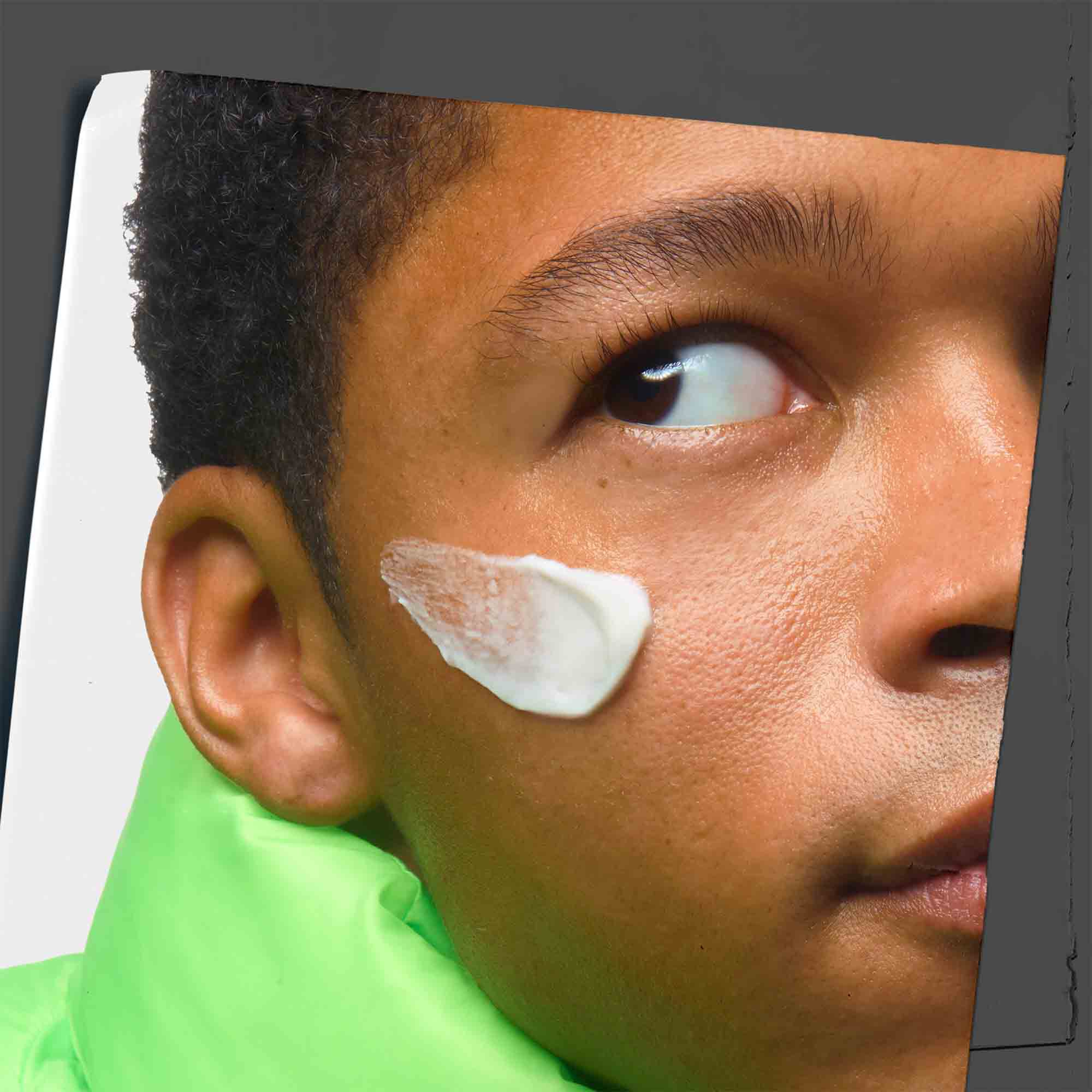 Age Defender Cream Moisturizer, нанесен върху лицето на модел.