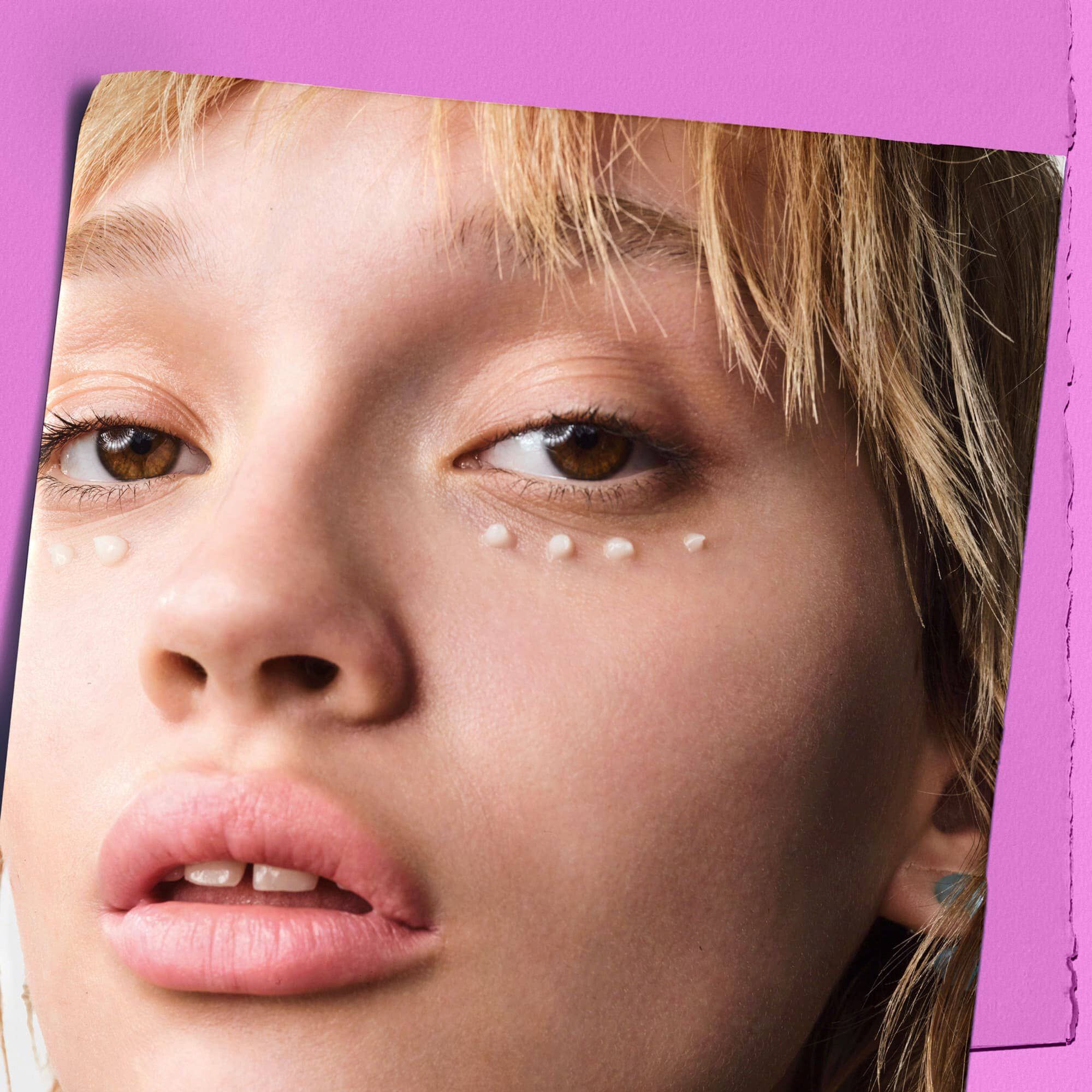 Модел с точки от Kiehl's Super Multi-Corrective Eye Zone Treatment под очите си