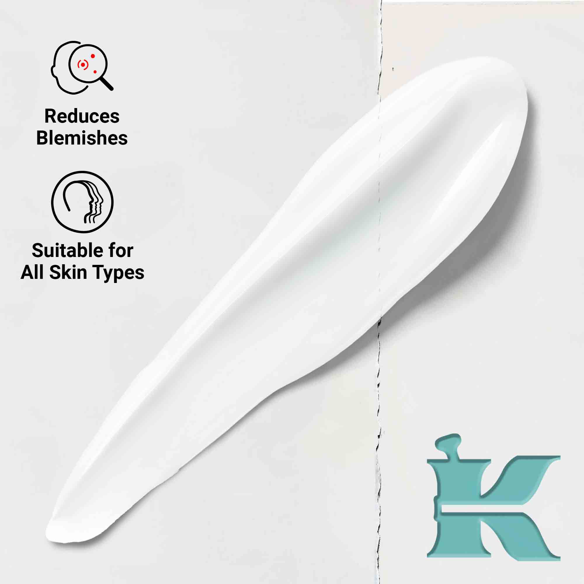 Близък план на натривка от текстурата на Expertly Clear Blemish-Treating & Preventing Lotion, показващ кремообразна формула. Текстът подчертава способността му да намалява несъвършенствата и пригодността му за всички типове кожа.