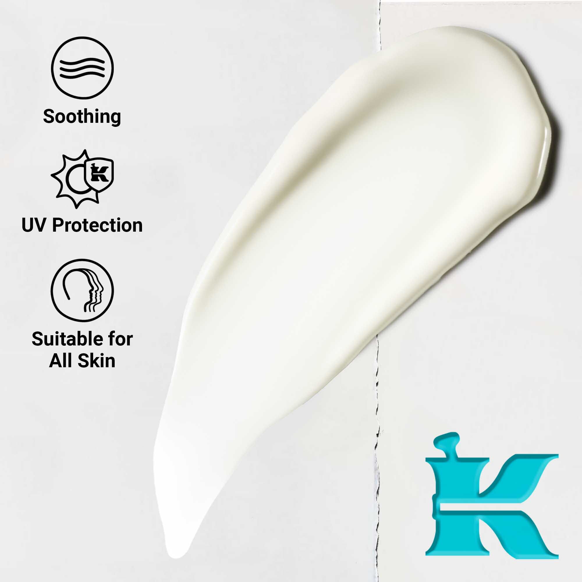 Близък план на натривка от текстурата на Ultra Light Daily UV Defense Aqua Gel, показващ лека, кремообразна формула. Текстът подчертава успокояващите и UV защитните ползи, подходящи за всички типове кожа.