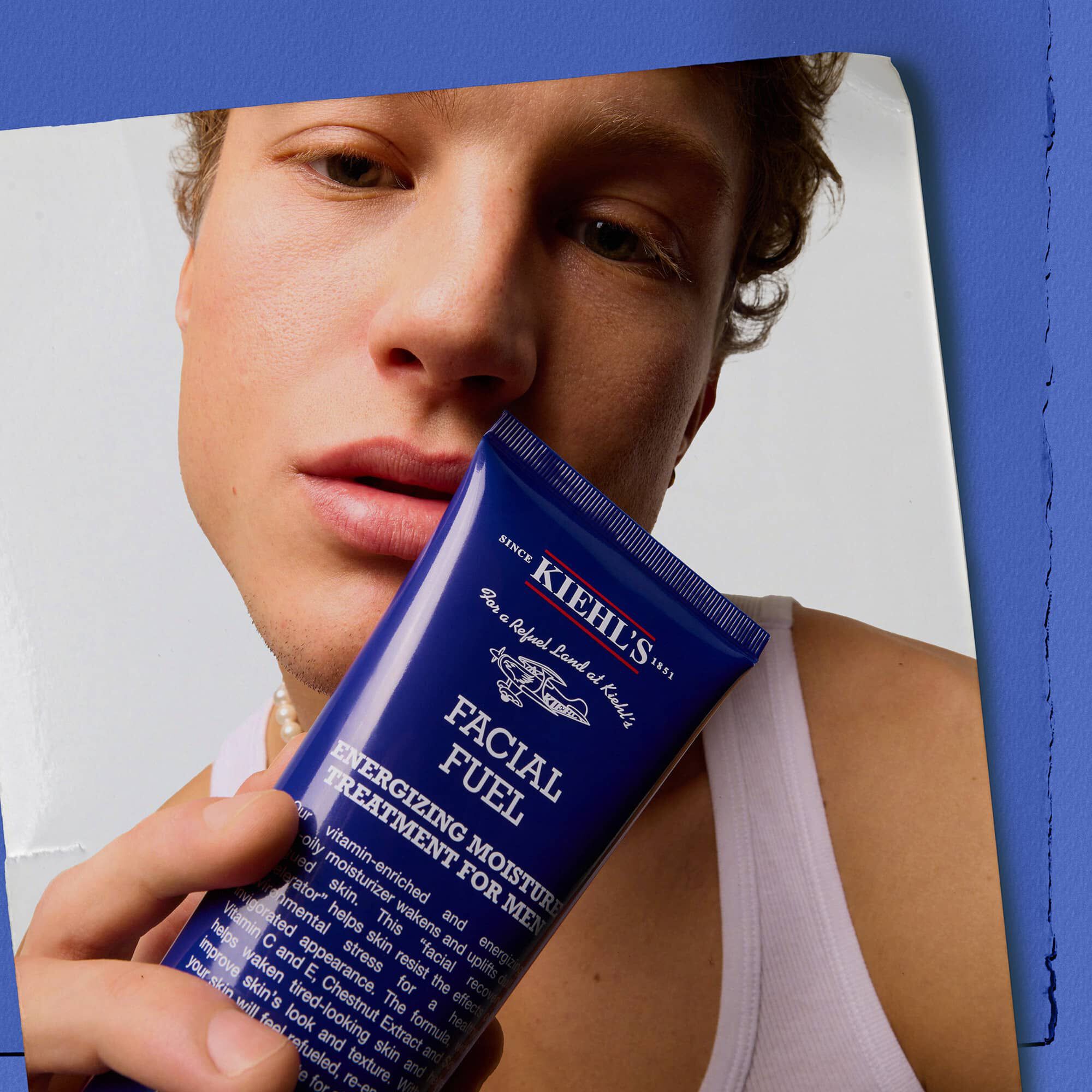 Модел, държящ енергизиращ хидратиращ крем за лице за мъже Kiehl's Facial Fuel