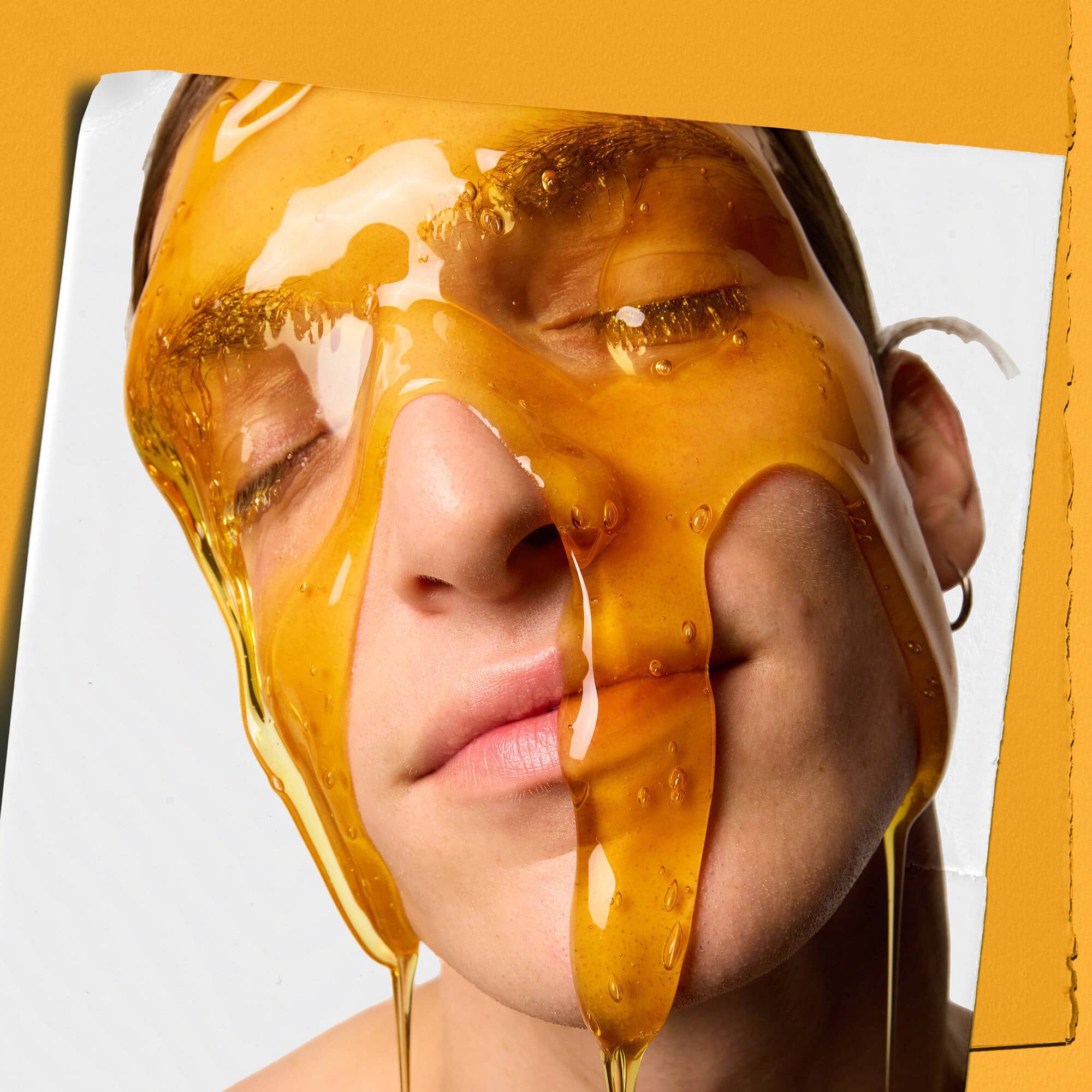 Модел с течащ по лицето дълбоко почистващ и разпенващ се гел с невен Kiehl's