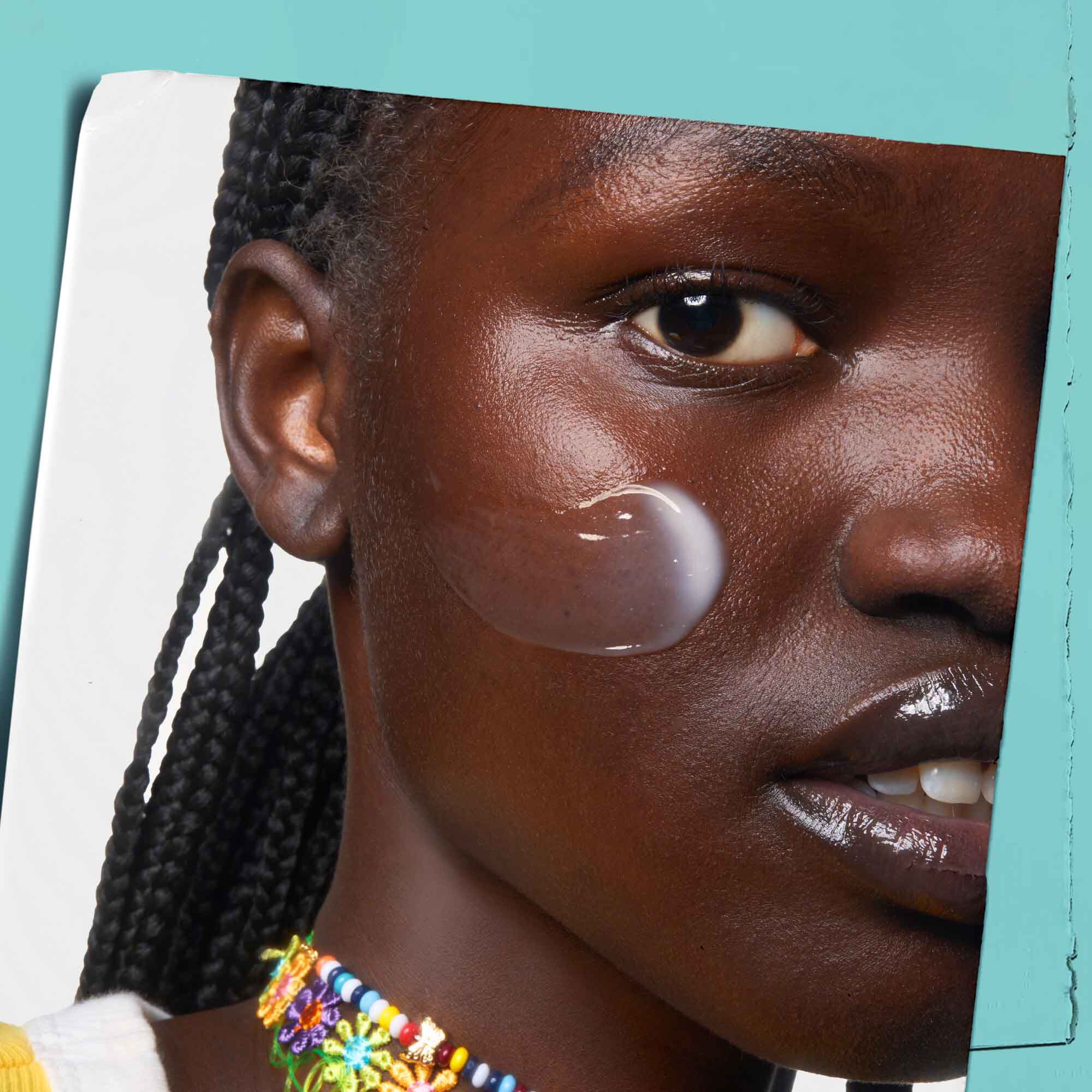 Expertly Clear Blemish-Treating & Preventing Lotion, нанасян върху кожата.