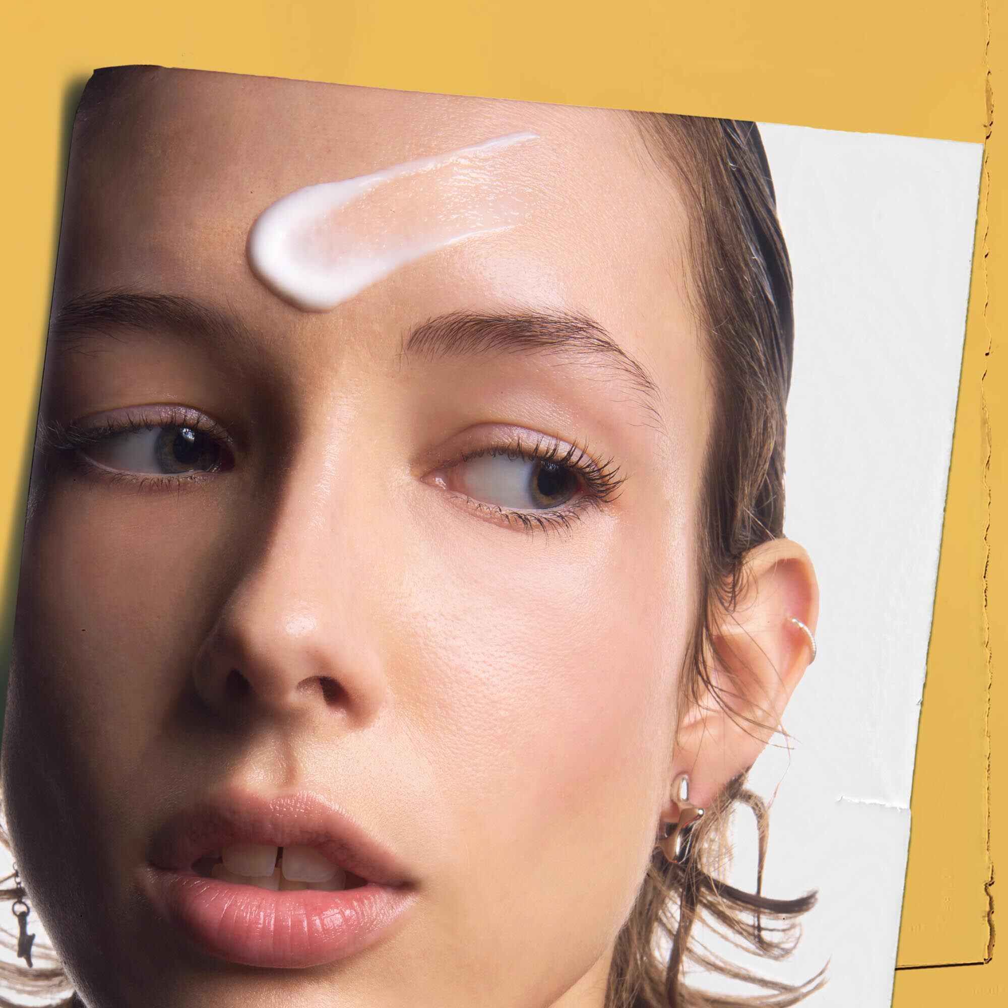 Powerful-Strength Line-Reducing Concentrate, нанесен върху челото на човек, демонстриращ употребата му.