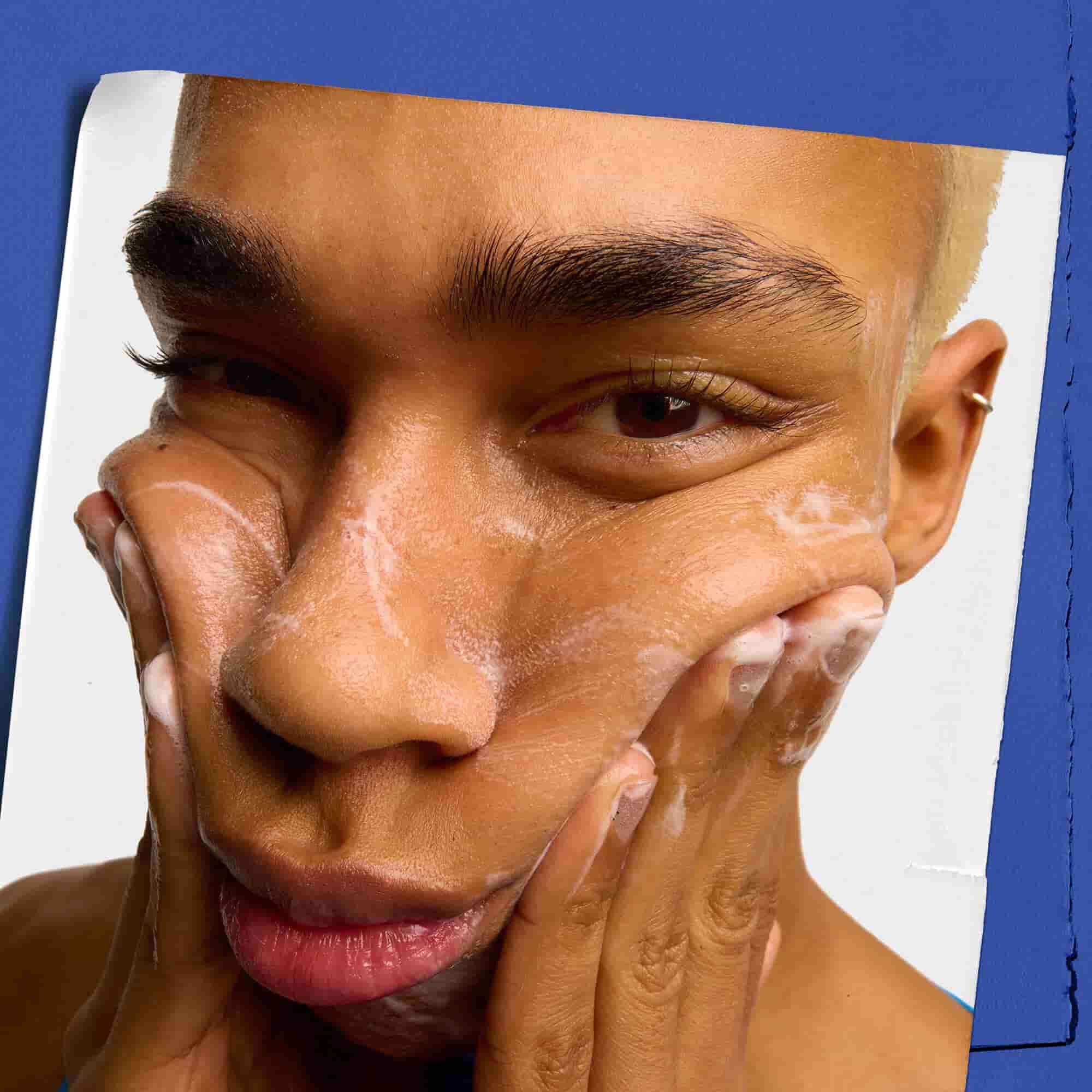 Модел, използващ енергизиращ измиващ гел за лице за мъже Kiehl's Facial Fuel