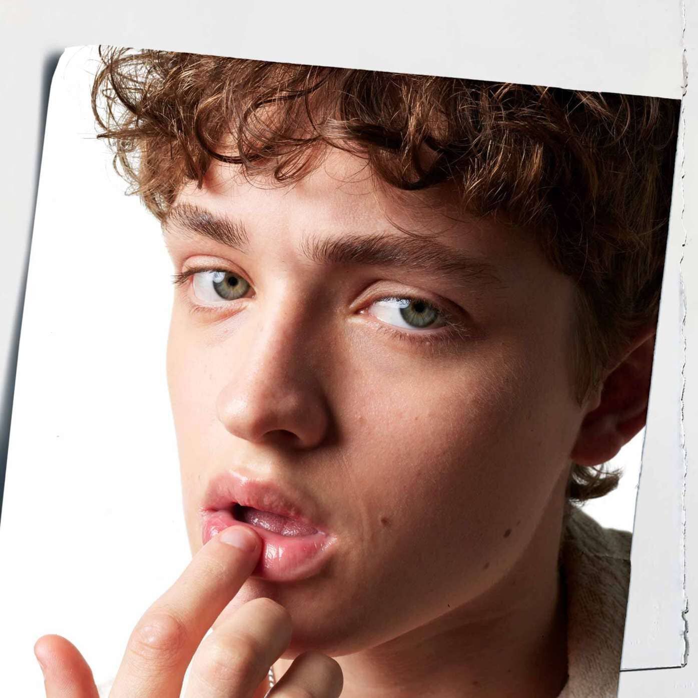 Lip Balm #1 се нанася върху устните, демонстрирайки хидратиращия му ефект върху кожата.