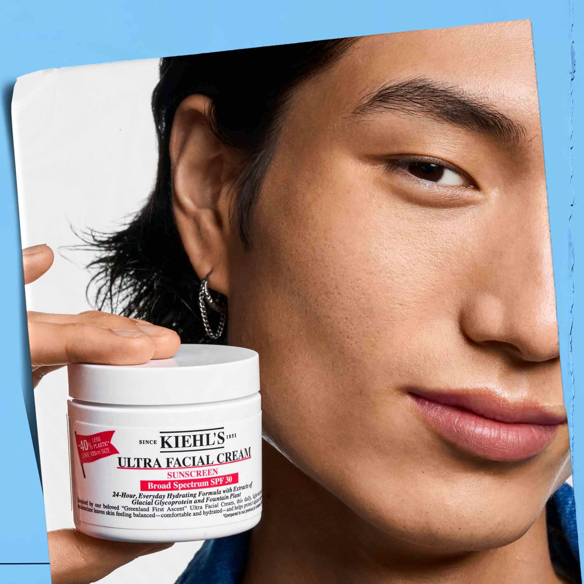 Ultra Facial Cream SPF 30 в ръка, показващ преносимостта и лекотата на употреба.