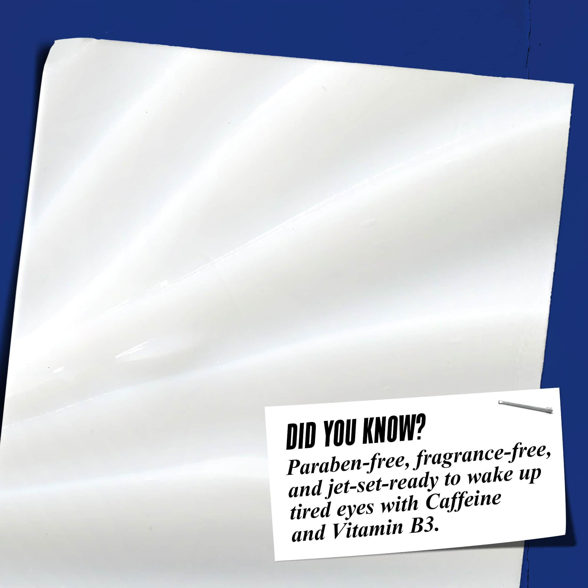 Близък план на текстурата на Facial Fuel Eye Fuel. Текстът гласи: „Знаехте ли? Без парабени, без аромати и без минерални масла, за да събуди уморените очи с витамин B3 и кофеин.“