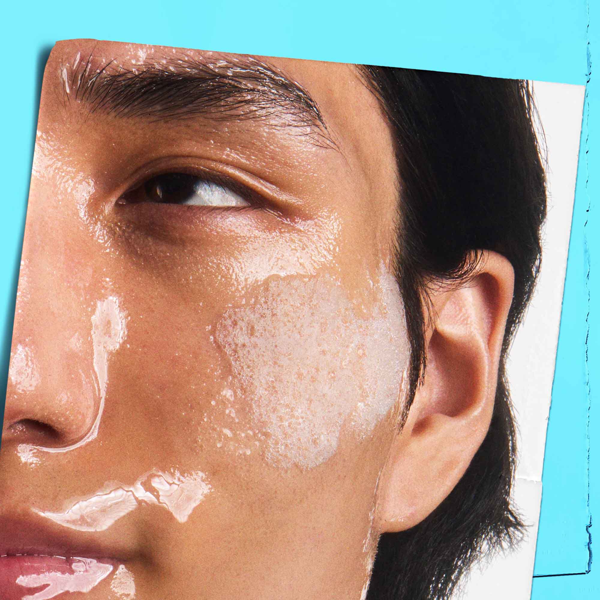 Ultra Facial Oil-Free Cleanser, нанасян върху кожата.