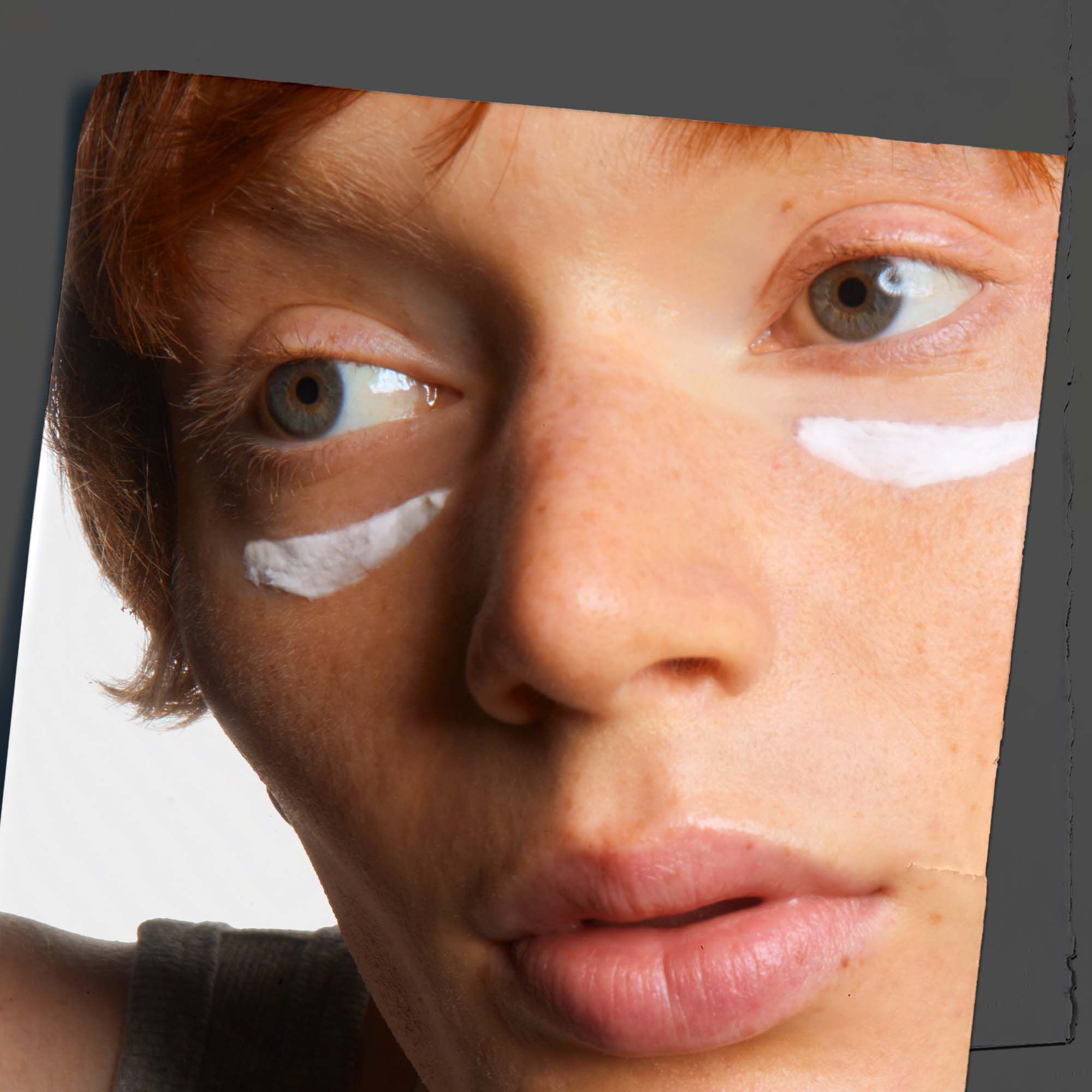 Близък план върху кожата, показващ нанасянето на Kiehl's Age Defender Eye Repair.