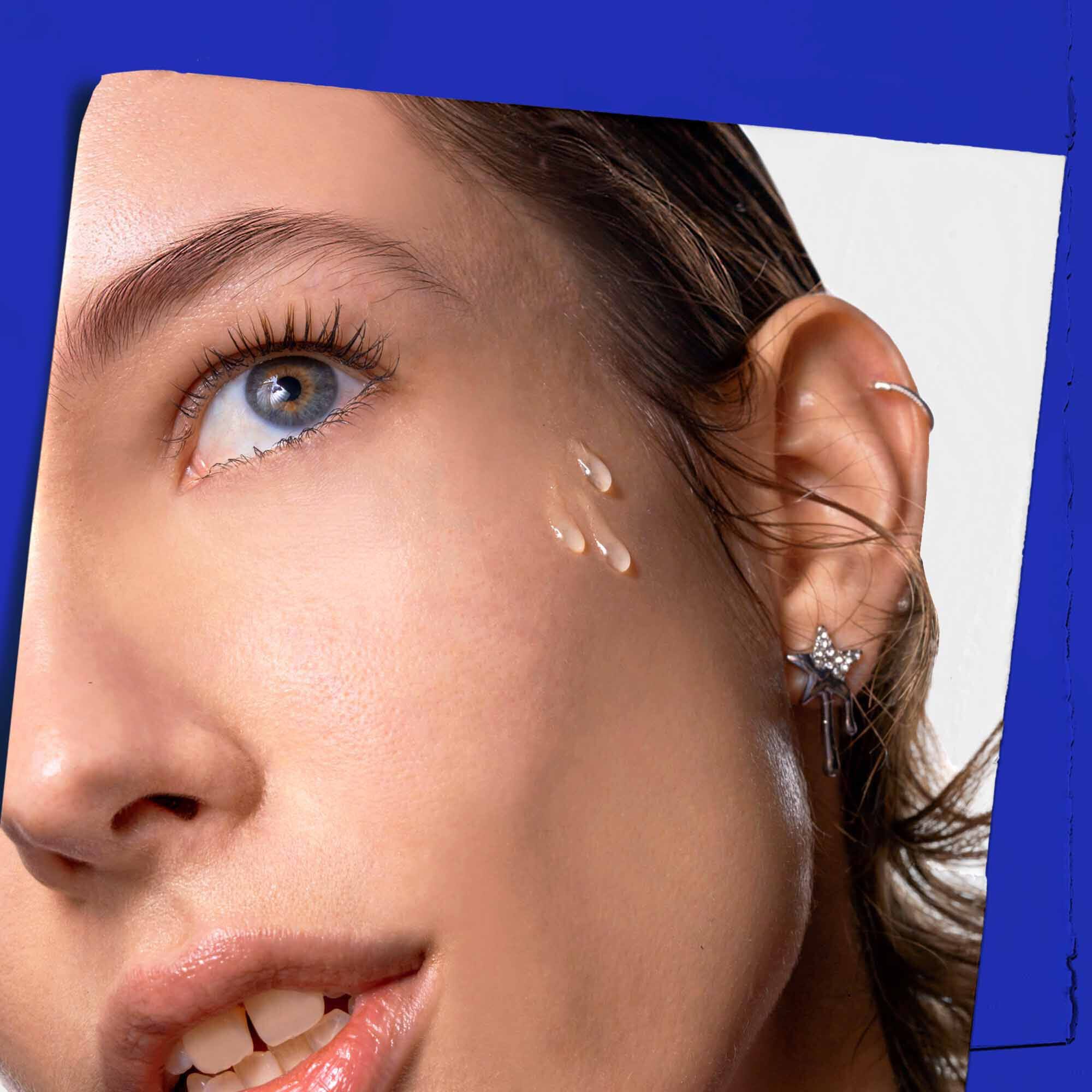 Масло за лице Midnight Recovery Concentrate, нанесено върху кожата.