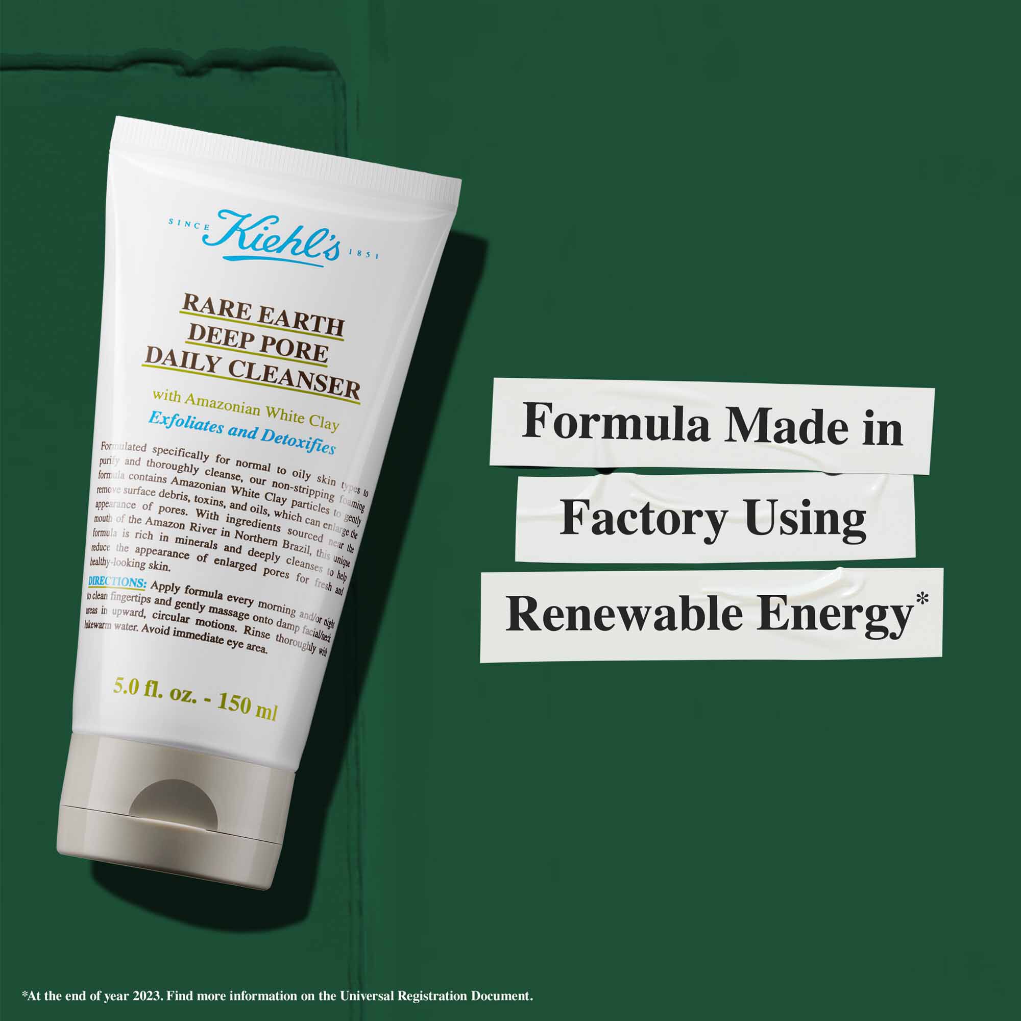 Туба Rare Earth Deep Pore Daily Cleanser с текст „Формула, произведена в завод, използващ възобновяема енергия“, подчертаващ устойчивостта.