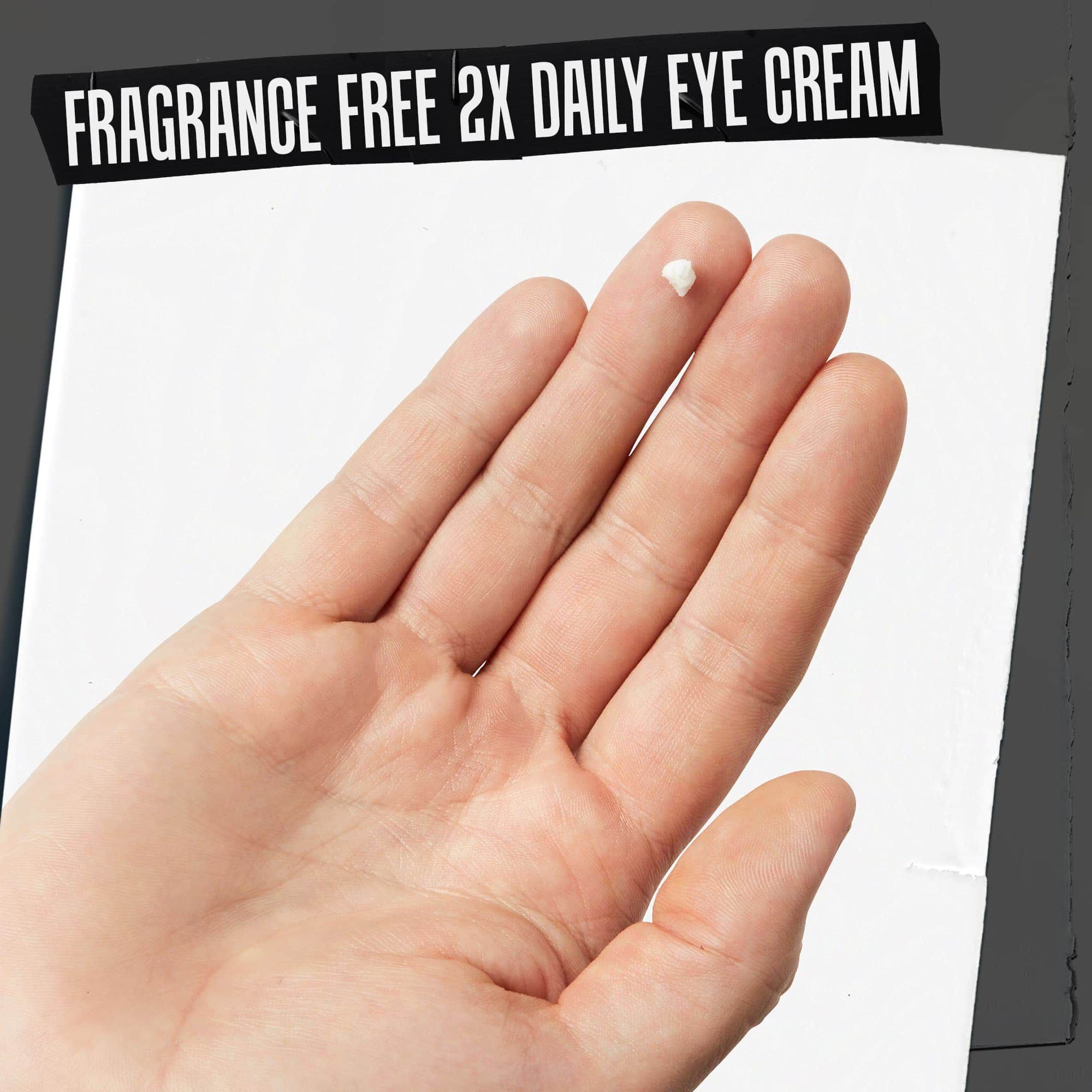 Ръка с Age Defender Eye Repair; обозначен като "Без аромат, околоочен крем за употреба два пъти дневно".