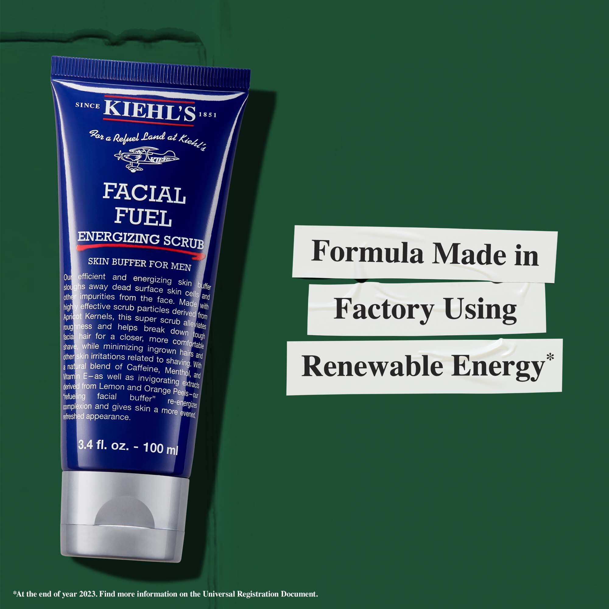 Туба на Facial Fuel Energizing Scrub с текст, подчертаващ устойчивостта: „Формула, произведена в завод, използващ възобновяема енергия.“