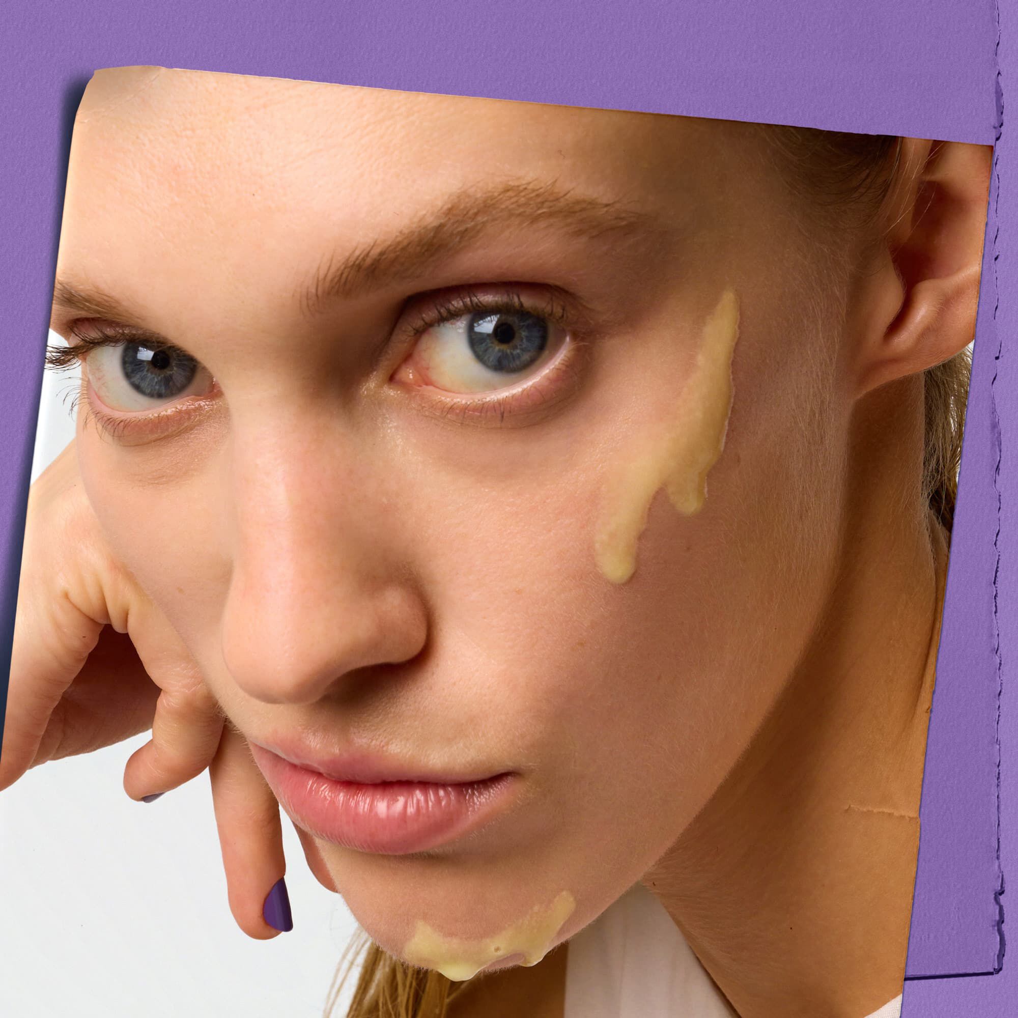 Модел с мостра от нощния серум против бръчки Kiehl's Retinol Fast Release върху лицето си