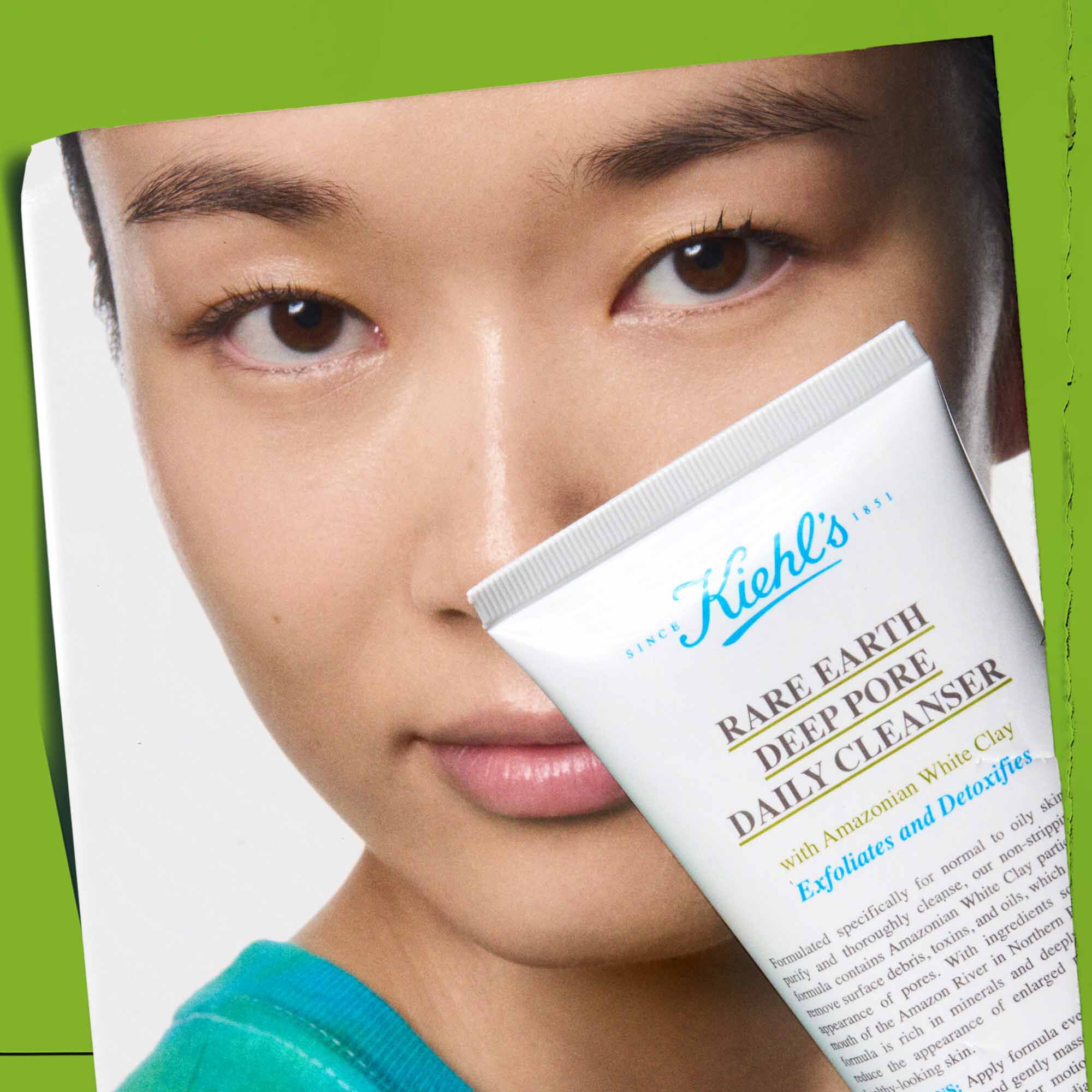 Човек, държащ туба Rare Earth Deep Pore Daily Cleanser, показващ употребата му.