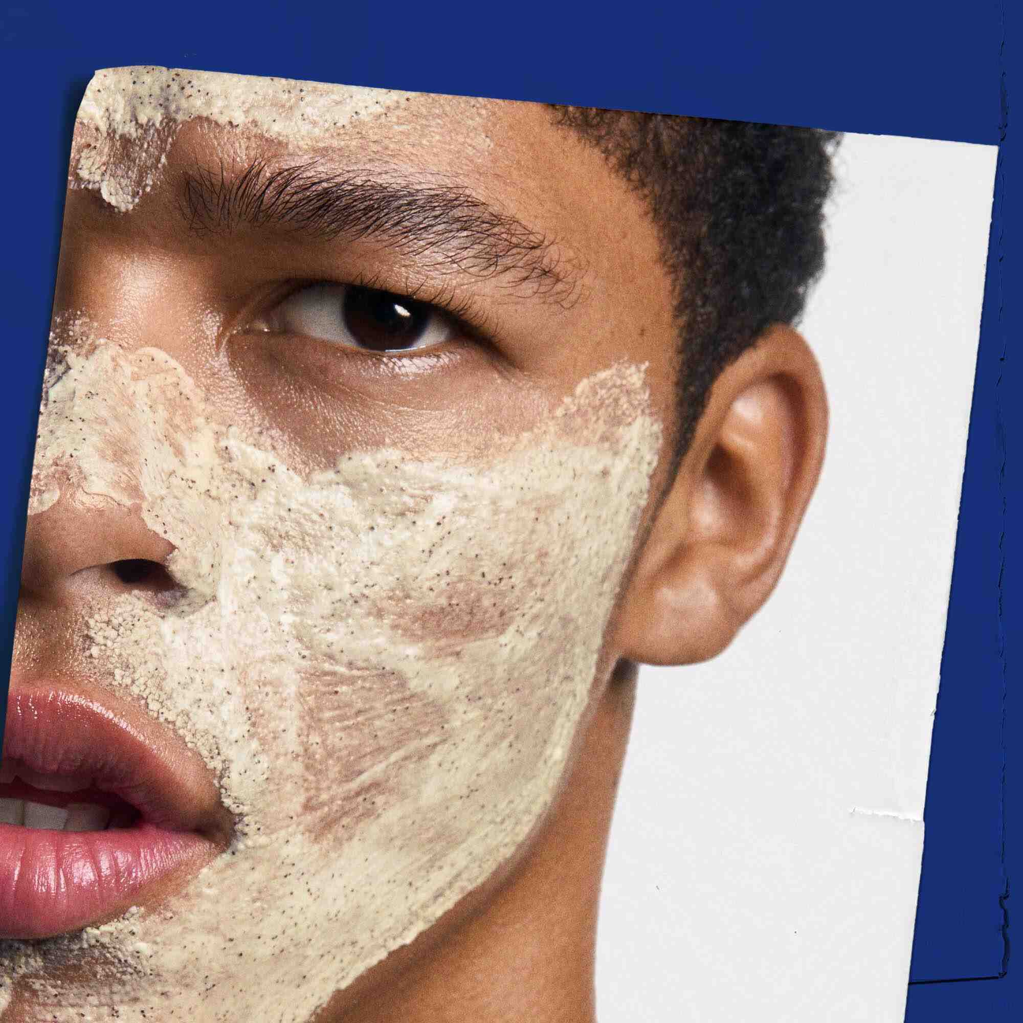 Facial Fuel Energizing Scrub, приложен върху лицето, демонстриращ неговата употреба.