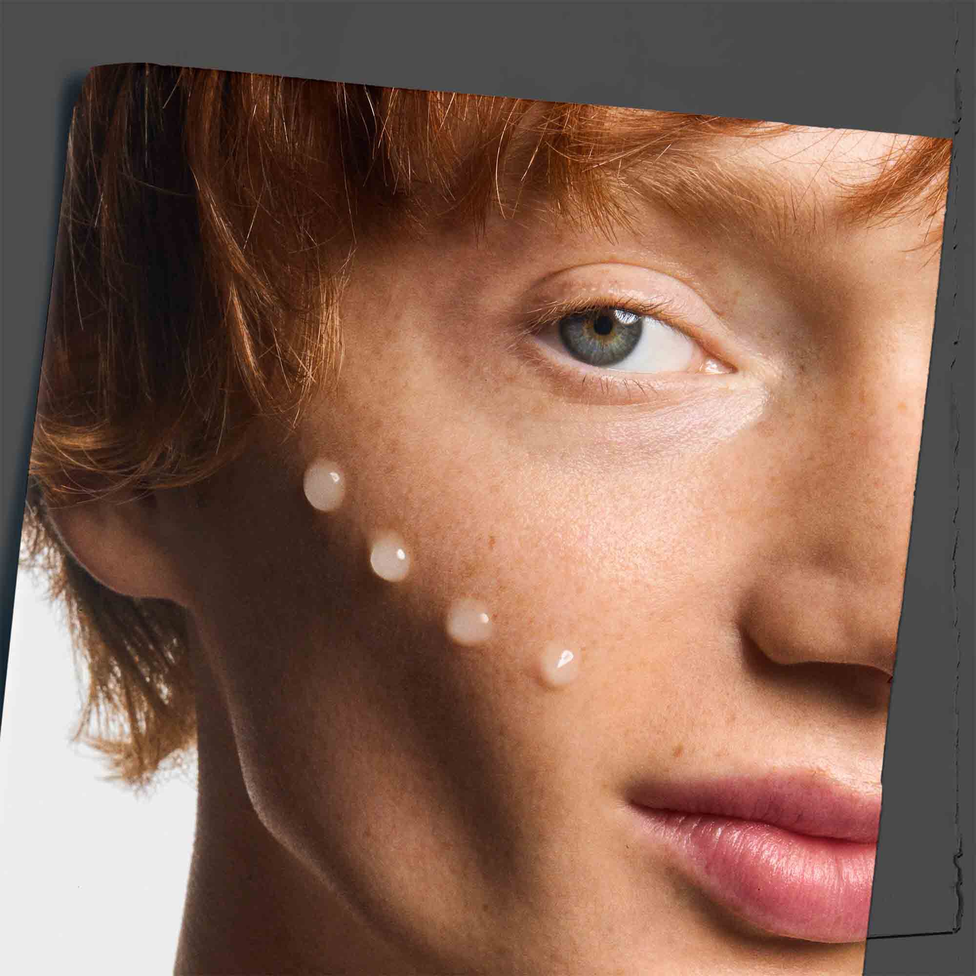 Age Defender Power Serum, нанесен върху скула, показващ употреба върху кожата.