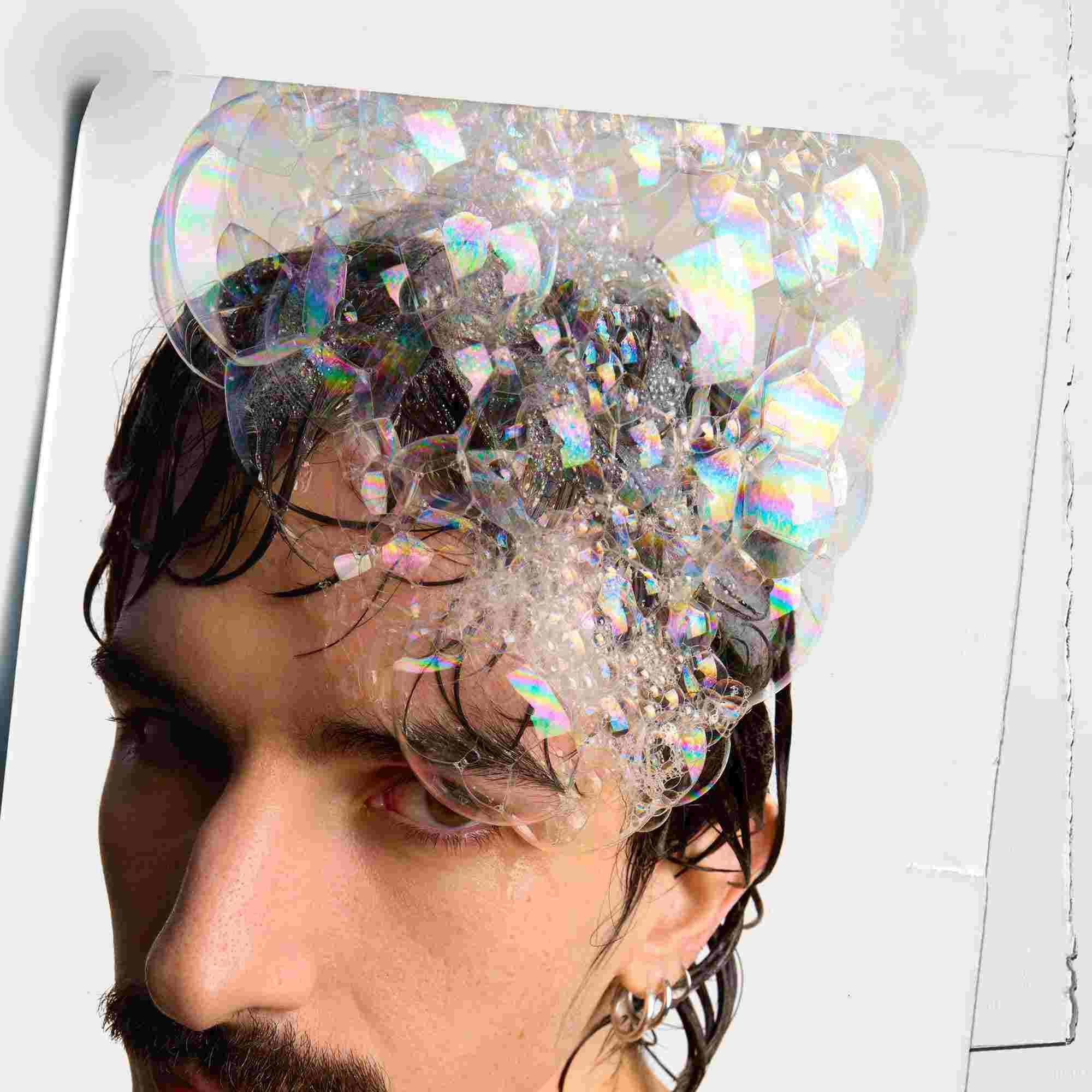 Модел с мехурчета по главата от шампоана Kiehl's Amino Acid Shampoo