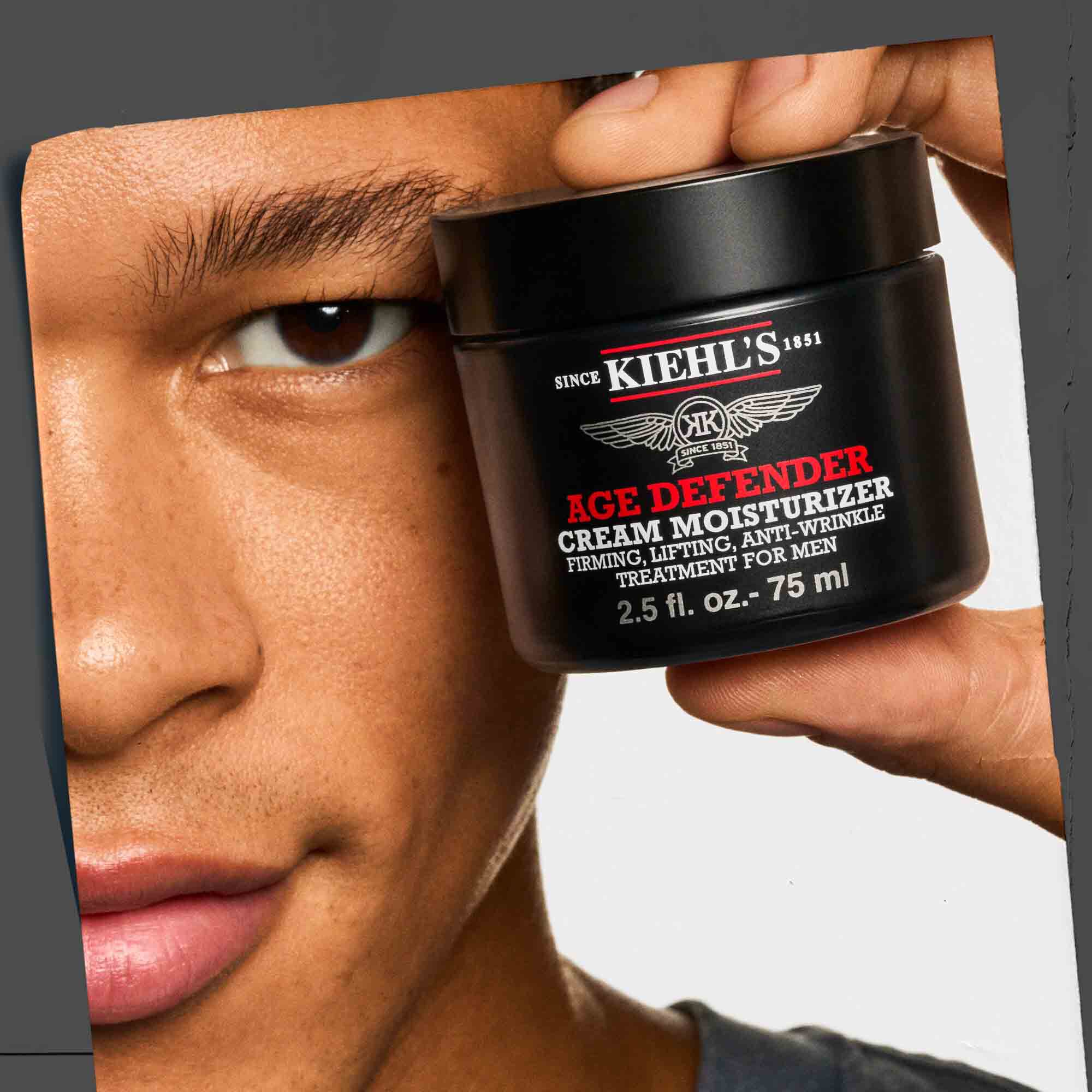 Age Defender Cream Moisturizer в ръка, показващ лесна употреба и преносимост.