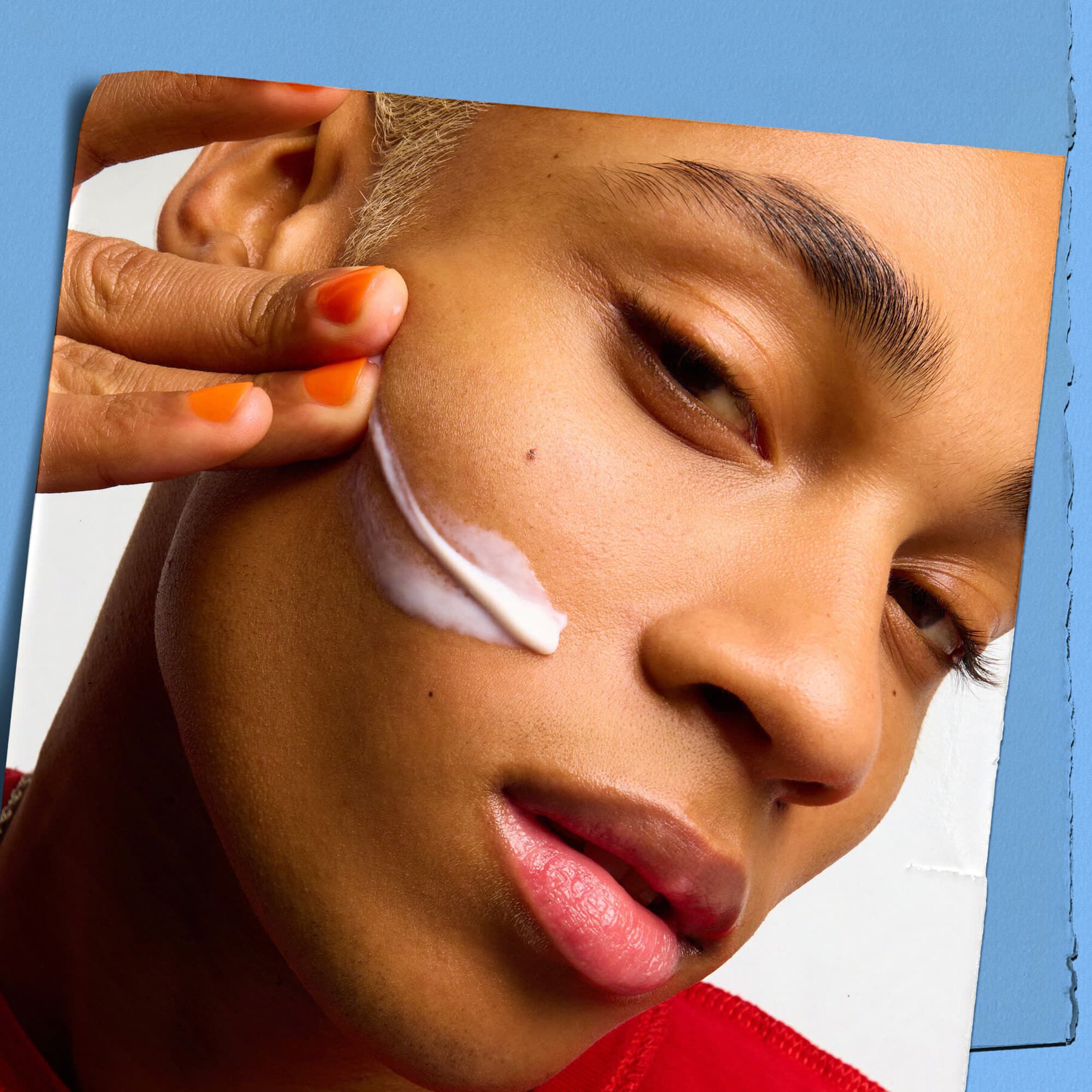 Модел с мостра от текстурата на Kiehl's Ultra Facial Moisturizer върху лицето си