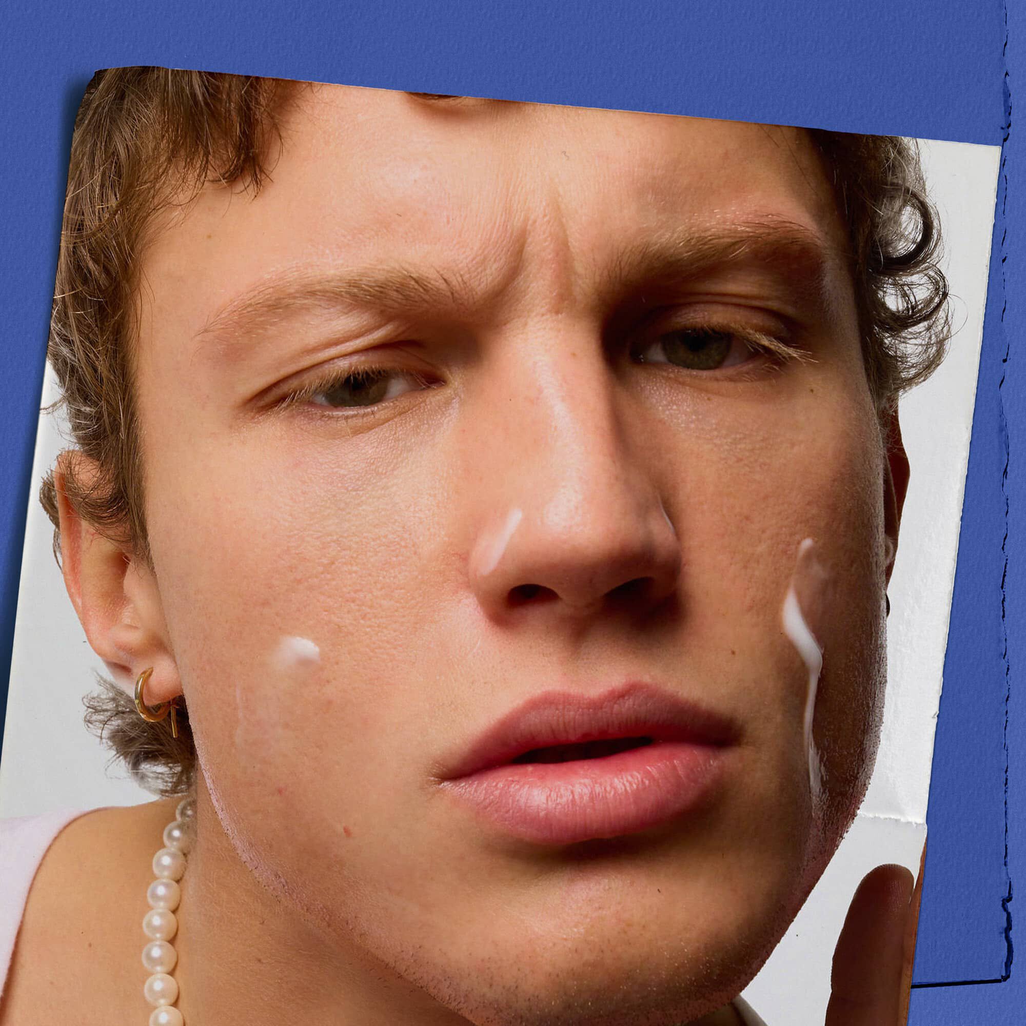 Модел с енергизиращ хидратиращ крем за мъже Facial Fuel върху лицето си