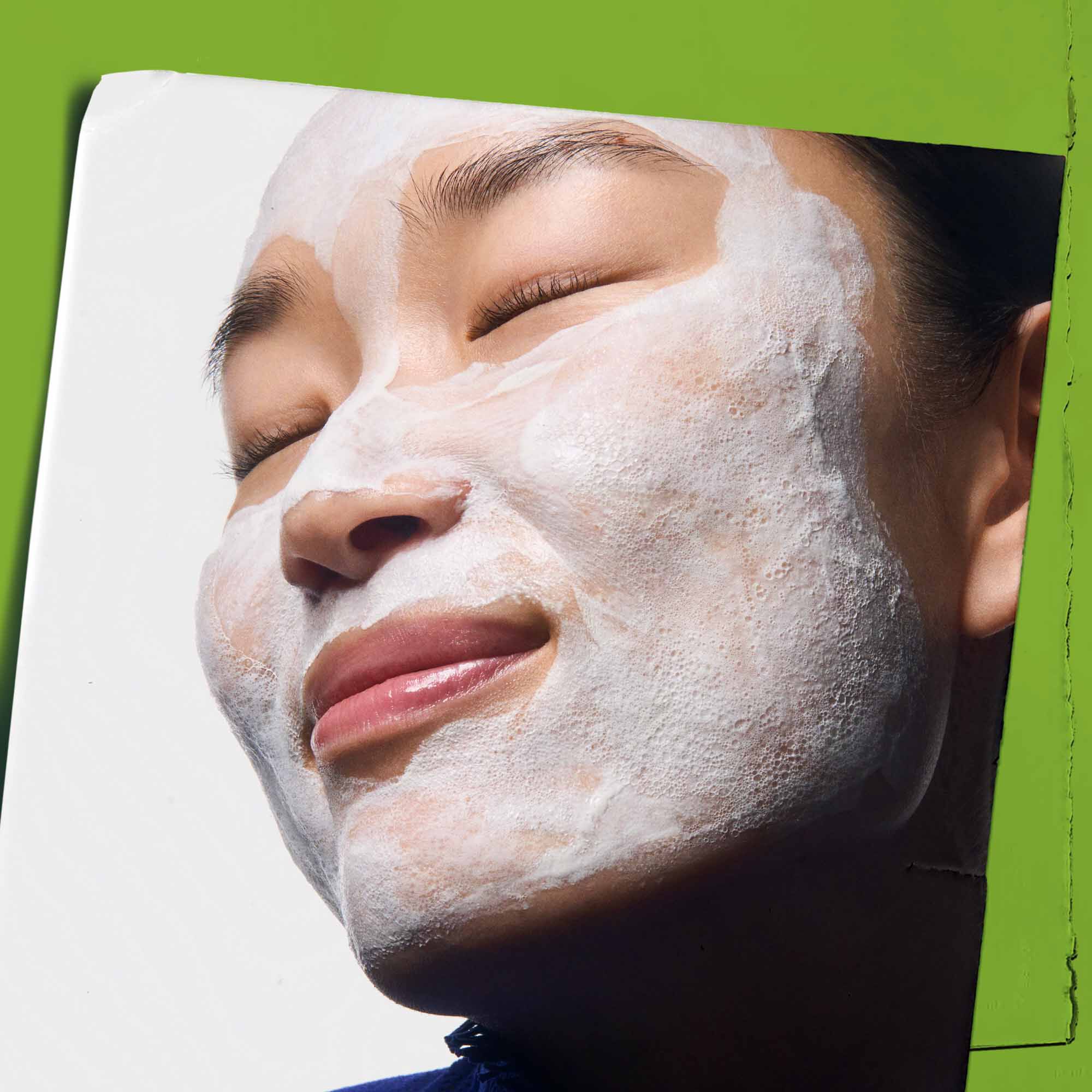 Rare Earth Deep Pore Daily Cleanser, нанесен върху лицето.